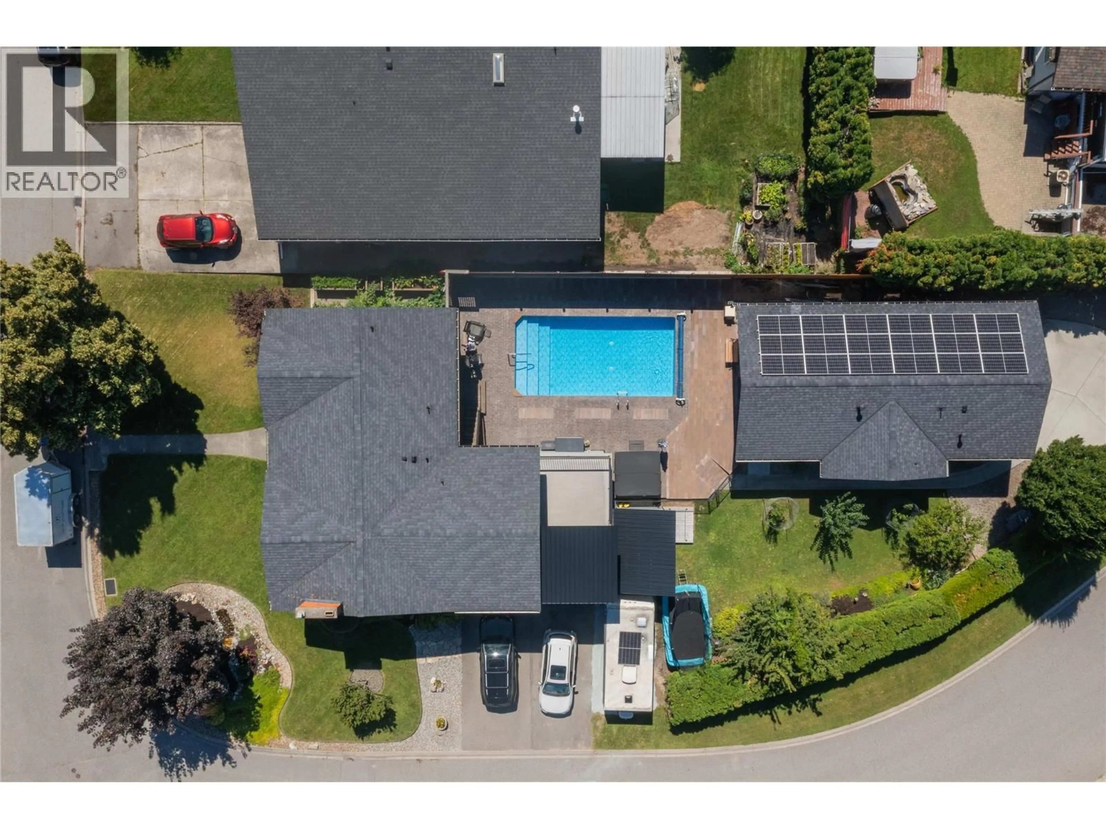A pic from outside/outdoor area/front of a property/back of a property/a pic from drone, street for 1226 MOUNTAINVIEW STREET, Kelowna British Columbia V1Y4N1