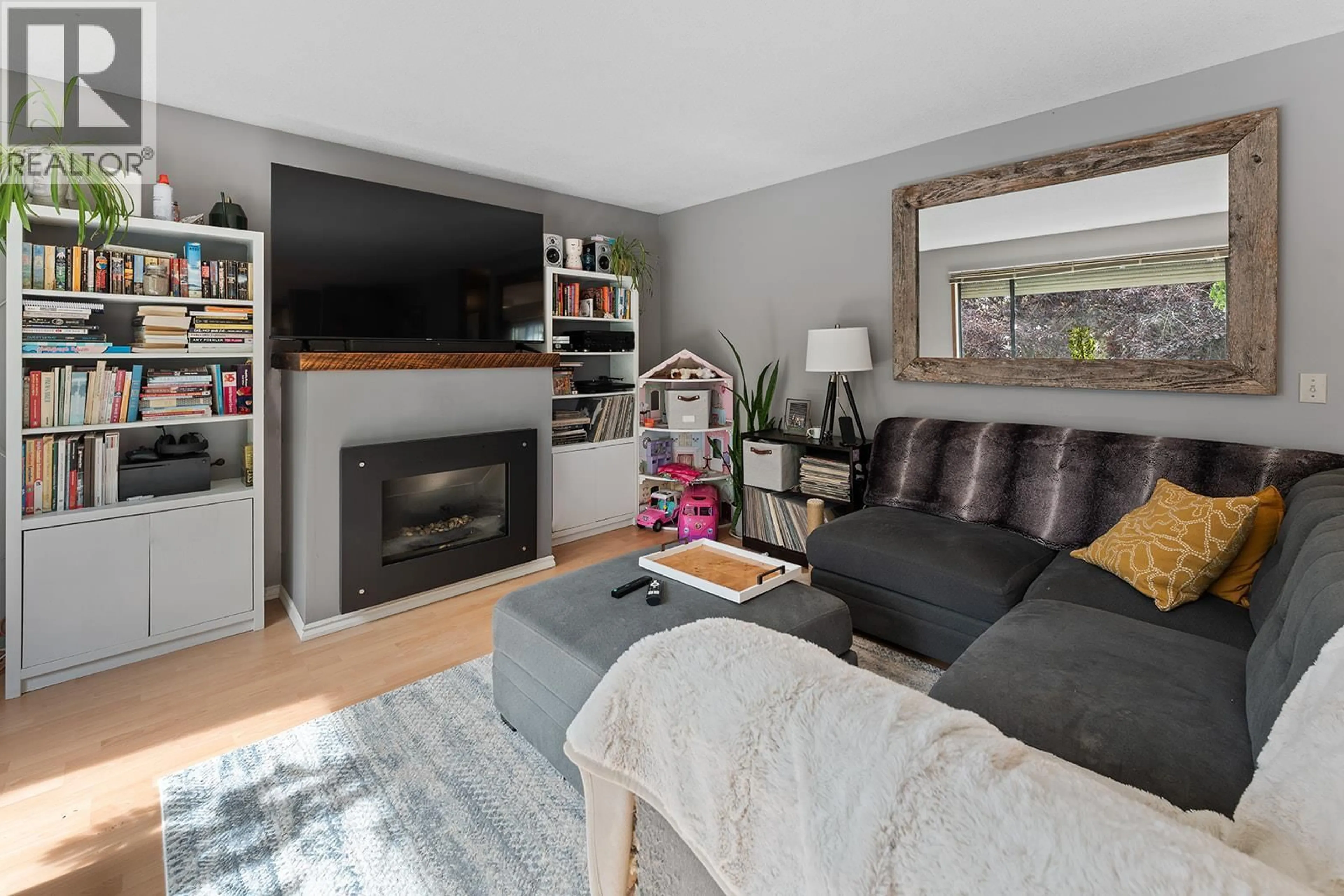 Living room with furniture, wood/laminate floor for 2631 MAPPIN COURT, Kelowna British Columbia V1Y8H8