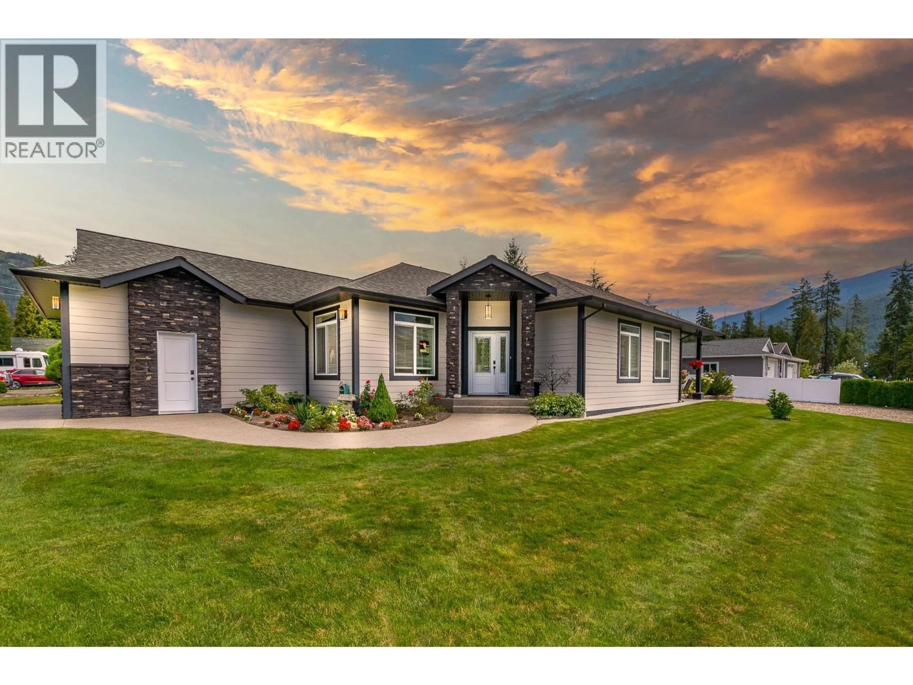 Home with vinyl exterior material, unknown for 1001 SHUSWAP AVENUE, Sicamous British Columbia V0E2V1