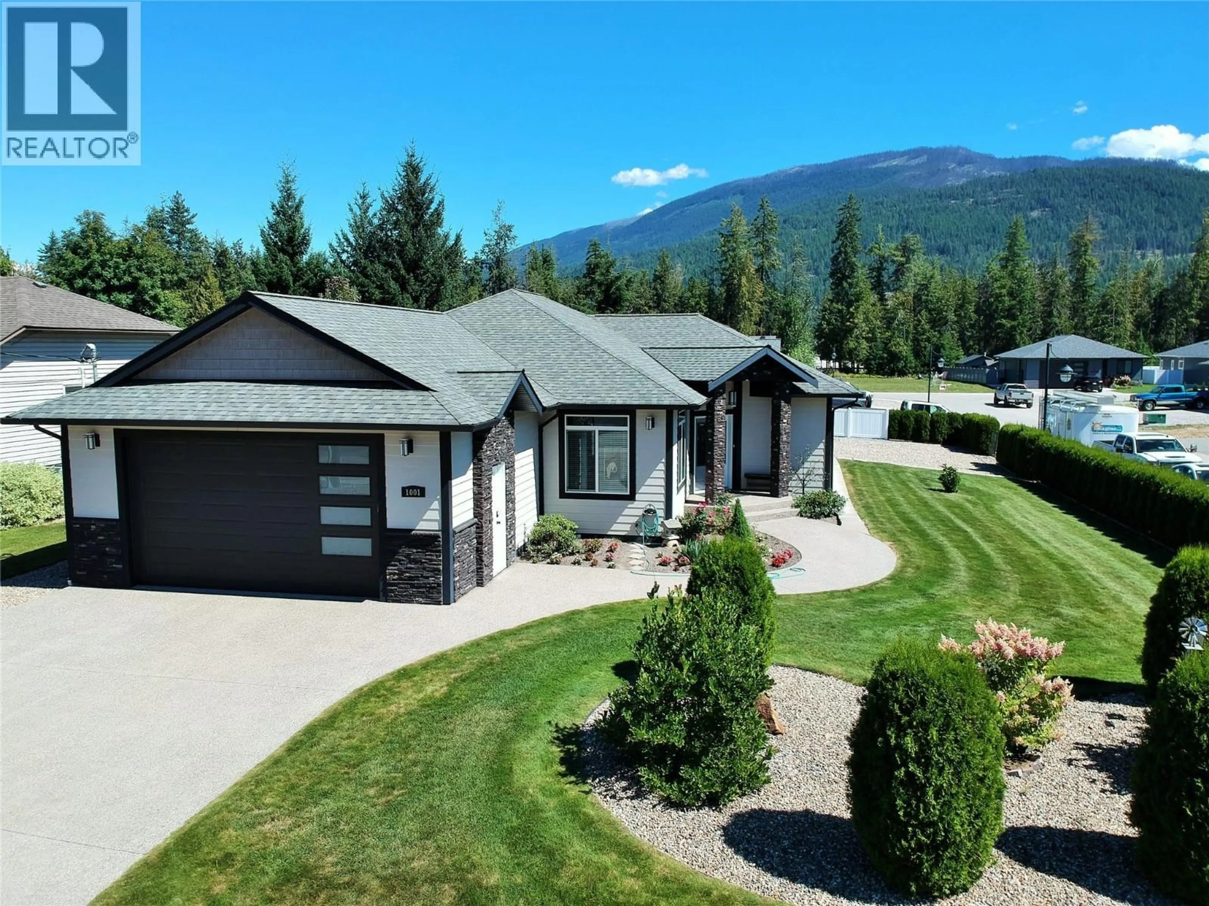 A pic from outside/outdoor area/front of a property/back of a property/a pic from drone, mountain view for 1001 SHUSWAP AVENUE, Sicamous British Columbia V0E2V1