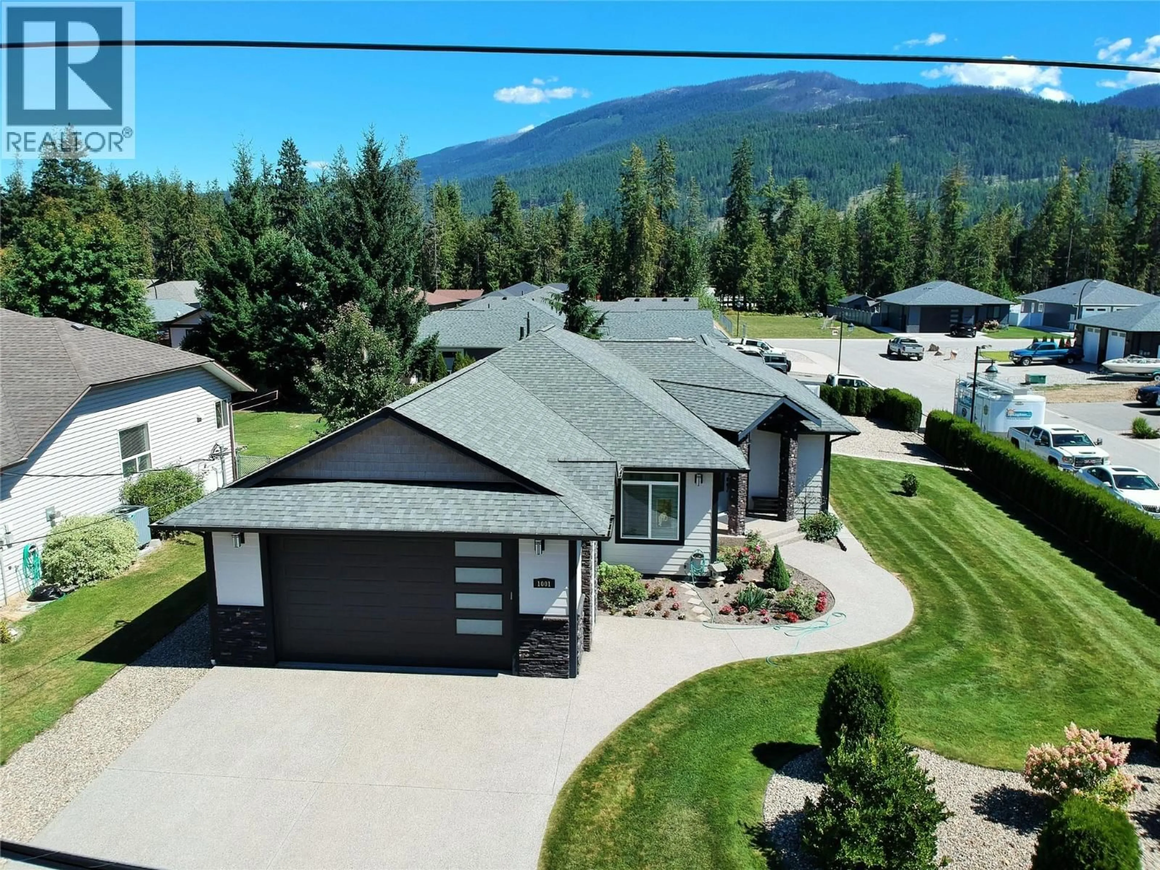 A pic from outside/outdoor area/front of a property/back of a property/a pic from drone, mountain view for 1001 SHUSWAP AVENUE, Sicamous British Columbia V0E2V1