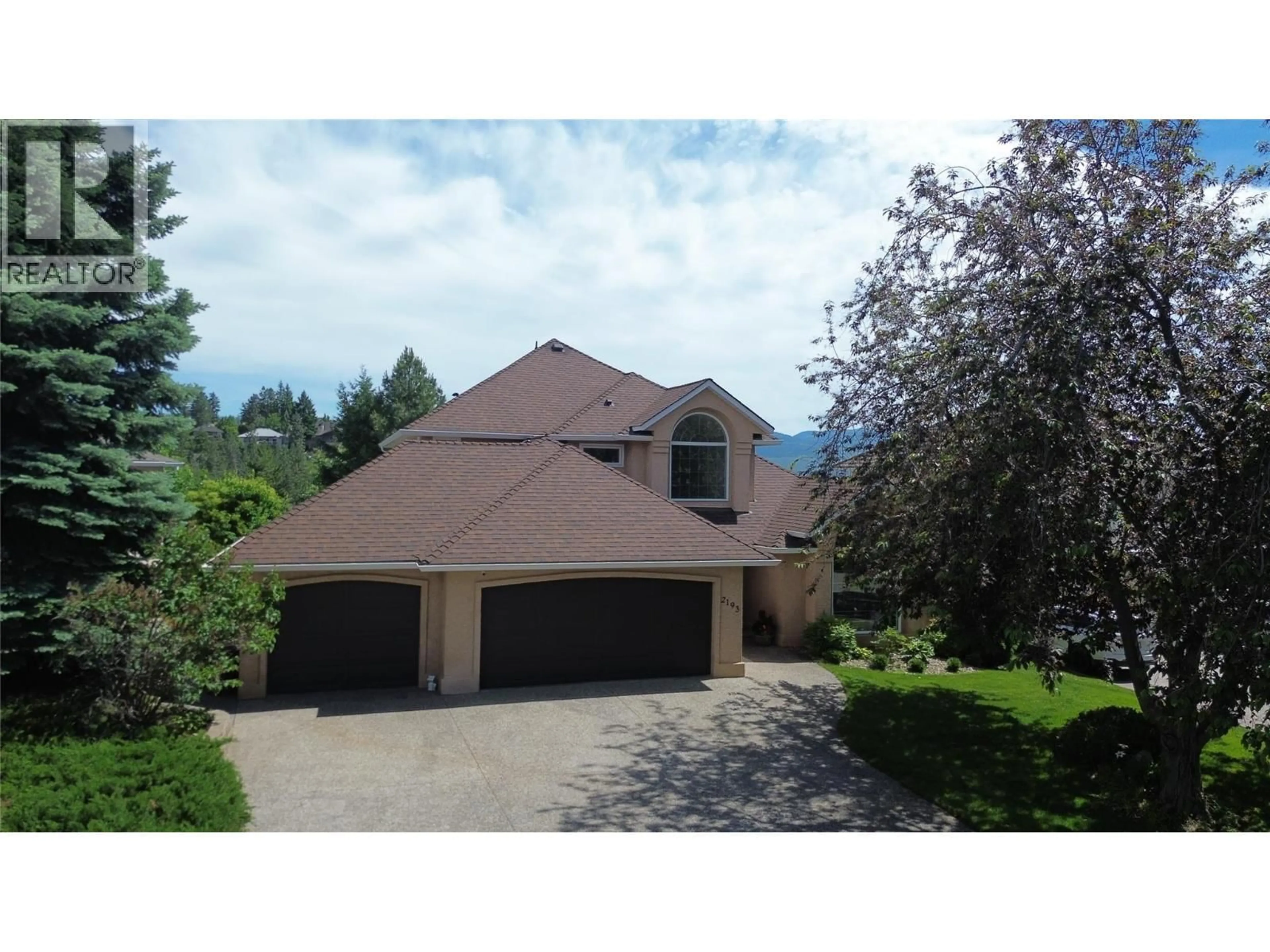 A pic from outside/outdoor area/front of a property/back of a property/a pic from drone, street for 2193 BRECKENRIDGE COURT, Kelowna British Columbia V1V1W2