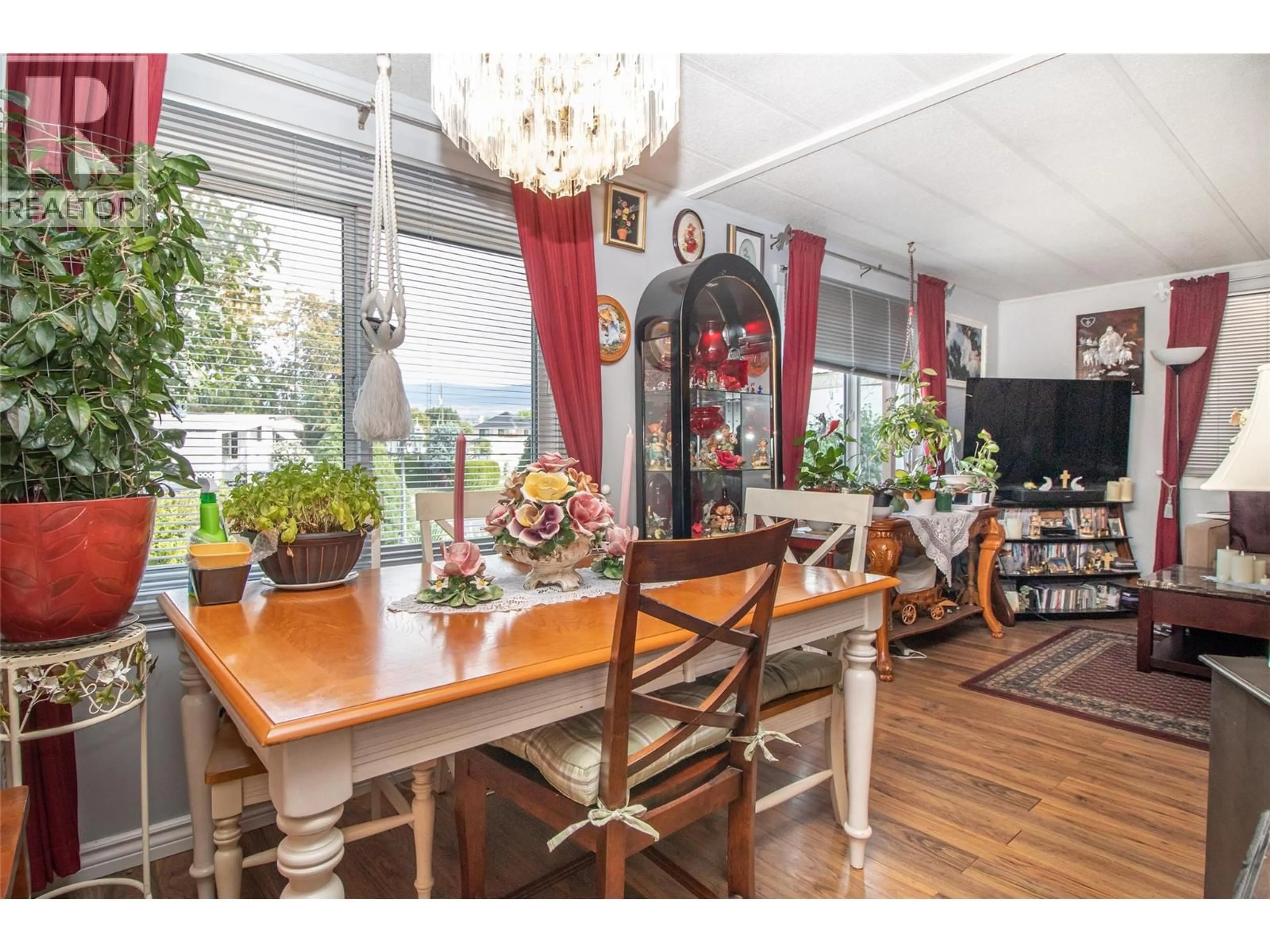 Dining room, wood/laminate floor for 139 - 3745 LAKESHORE ROAD, Kelowna British Columbia V1W3K4