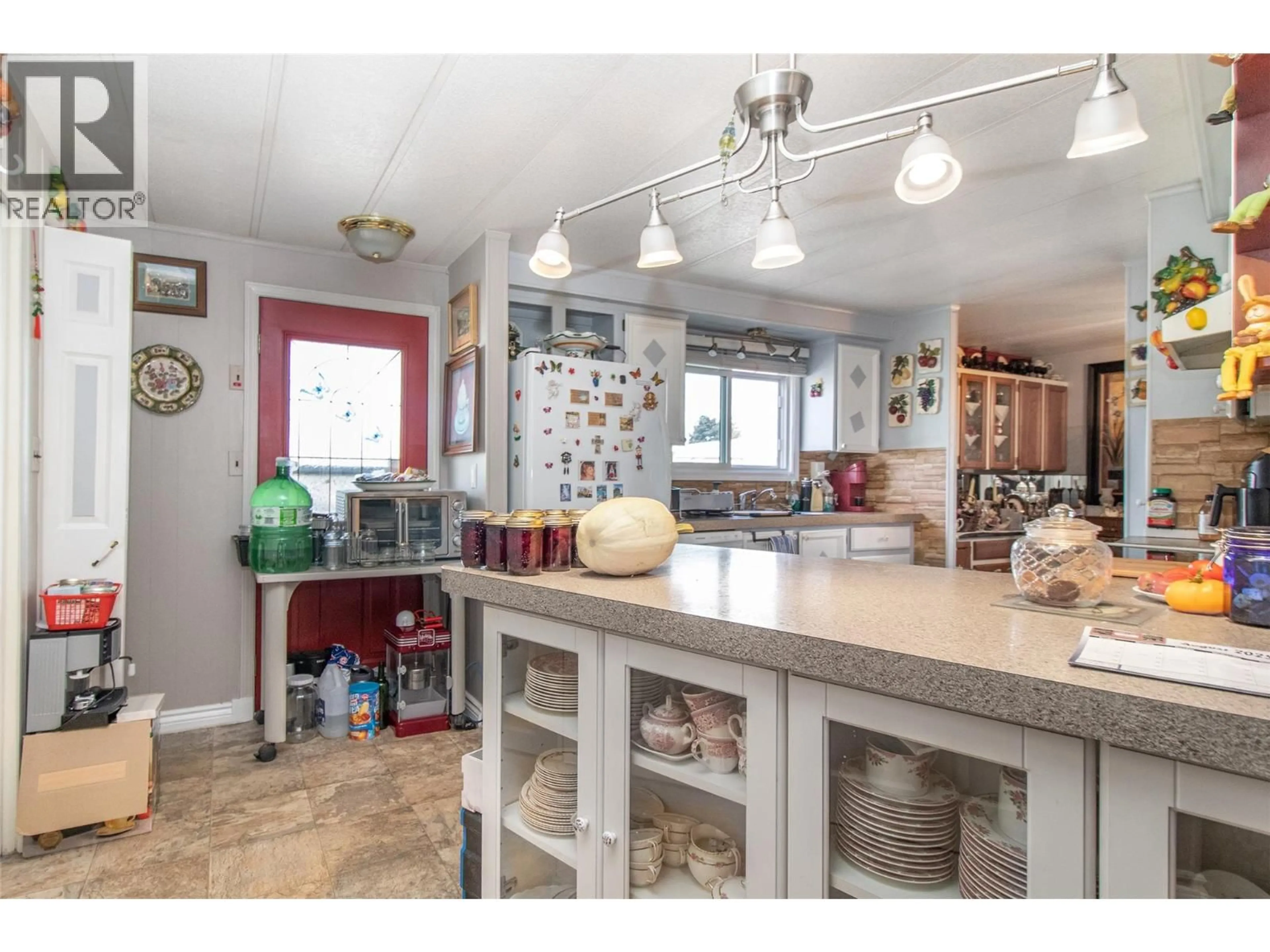 Open concept kitchen, ceramic/tile floor for 139 - 3745 LAKESHORE ROAD, Kelowna British Columbia V1W3K4