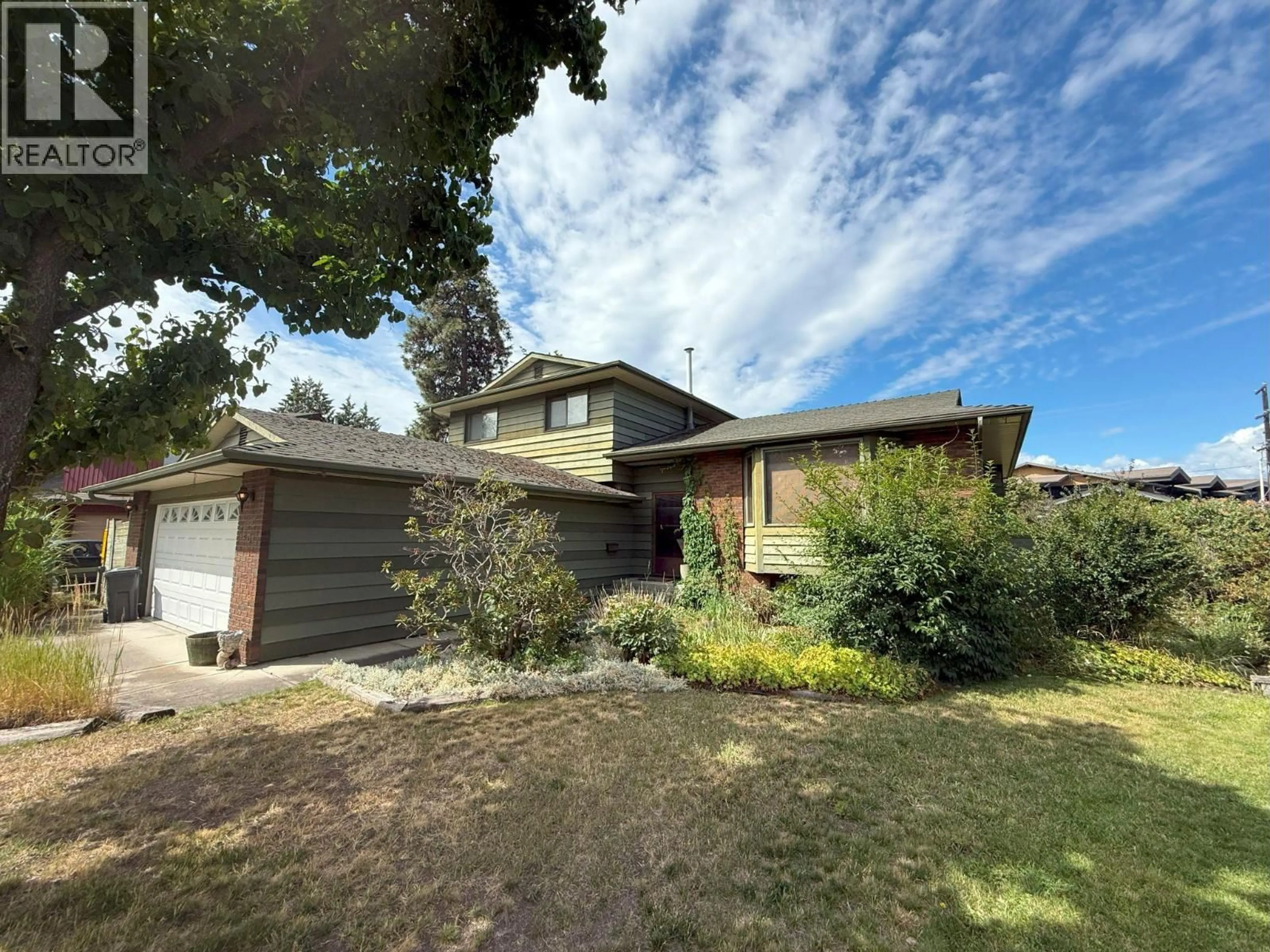 A pic from outside/outdoor area/front of a property/back of a property/a pic from drone, street for 620 TOMBY COURT, Kelowna British Columbia V1W2K9