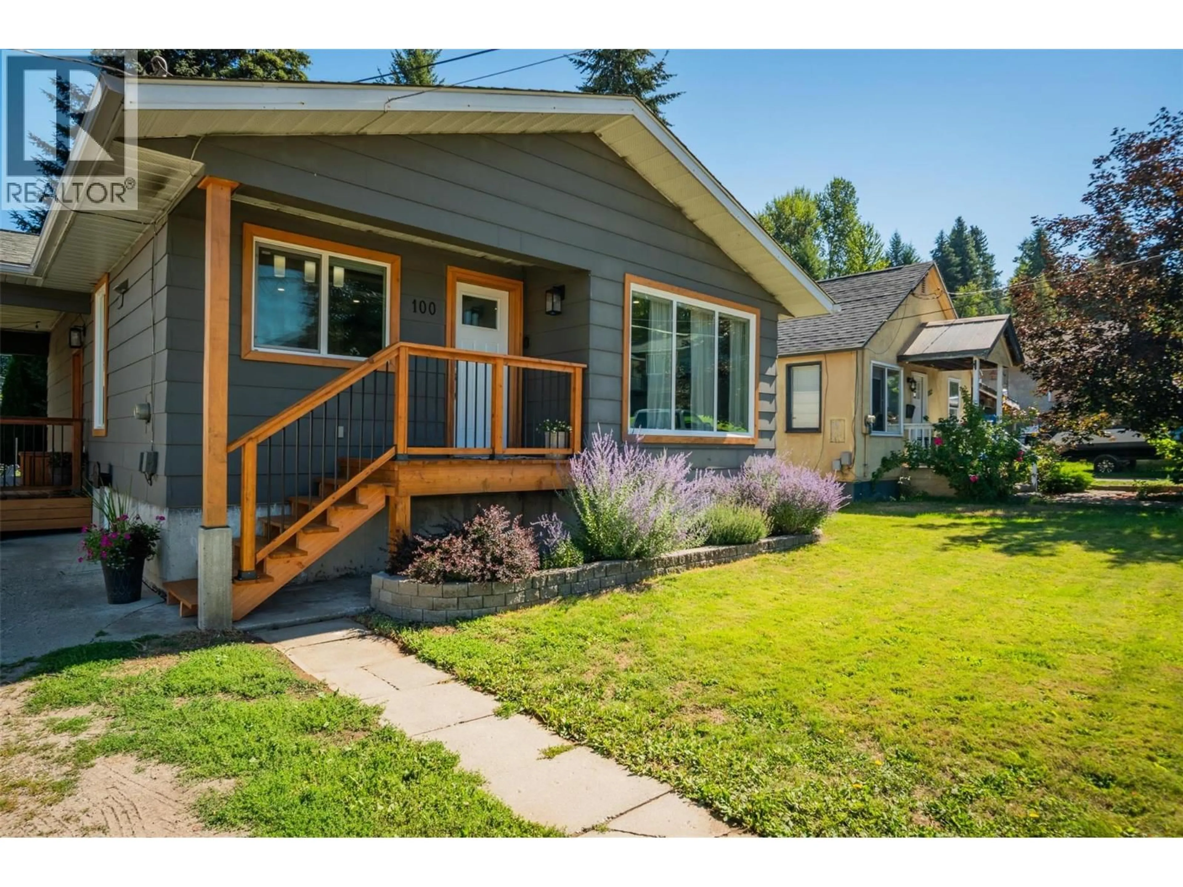 Home with vinyl exterior material, street for 100 BIRCH AVENUE, Fruitvale British Columbia V0G1L0