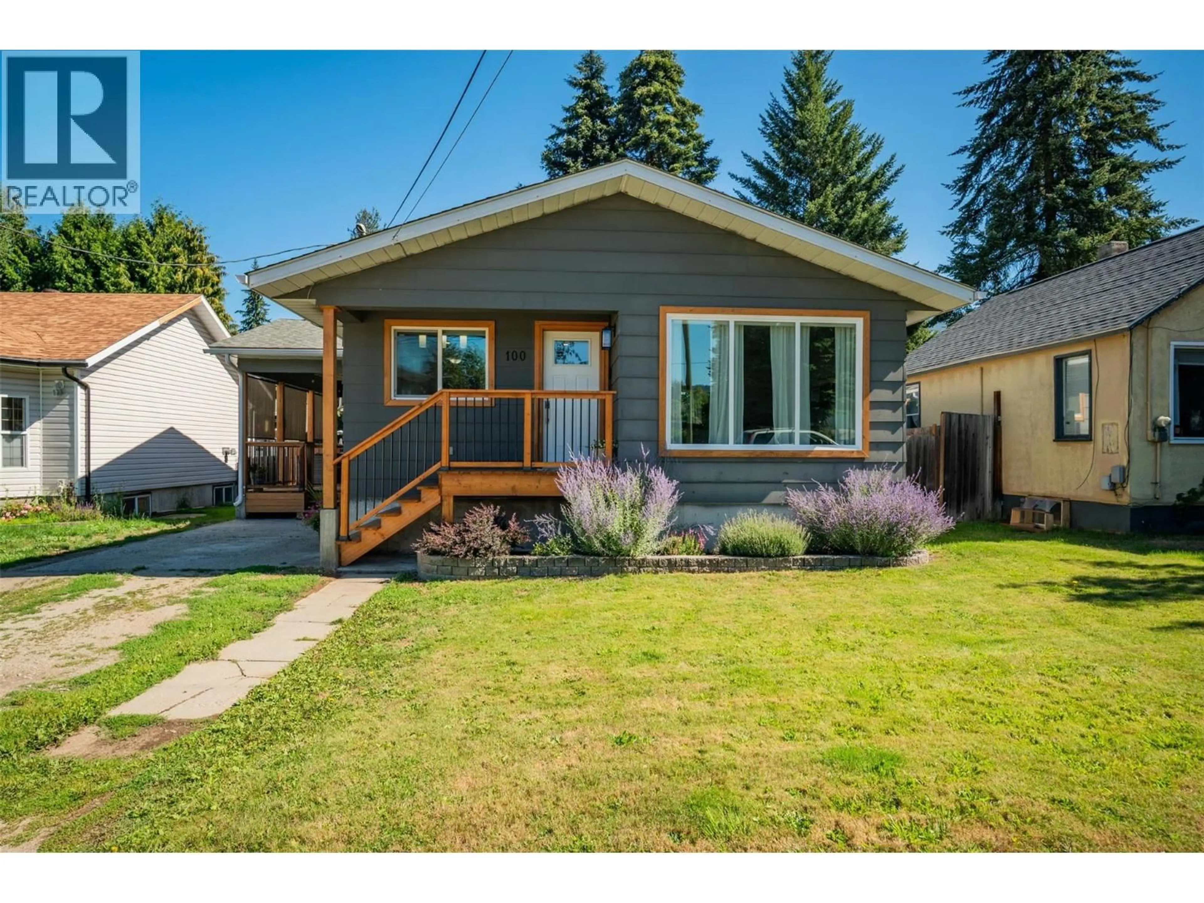 Home with vinyl exterior material, street for 100 BIRCH AVENUE, Fruitvale British Columbia V0G1L0
