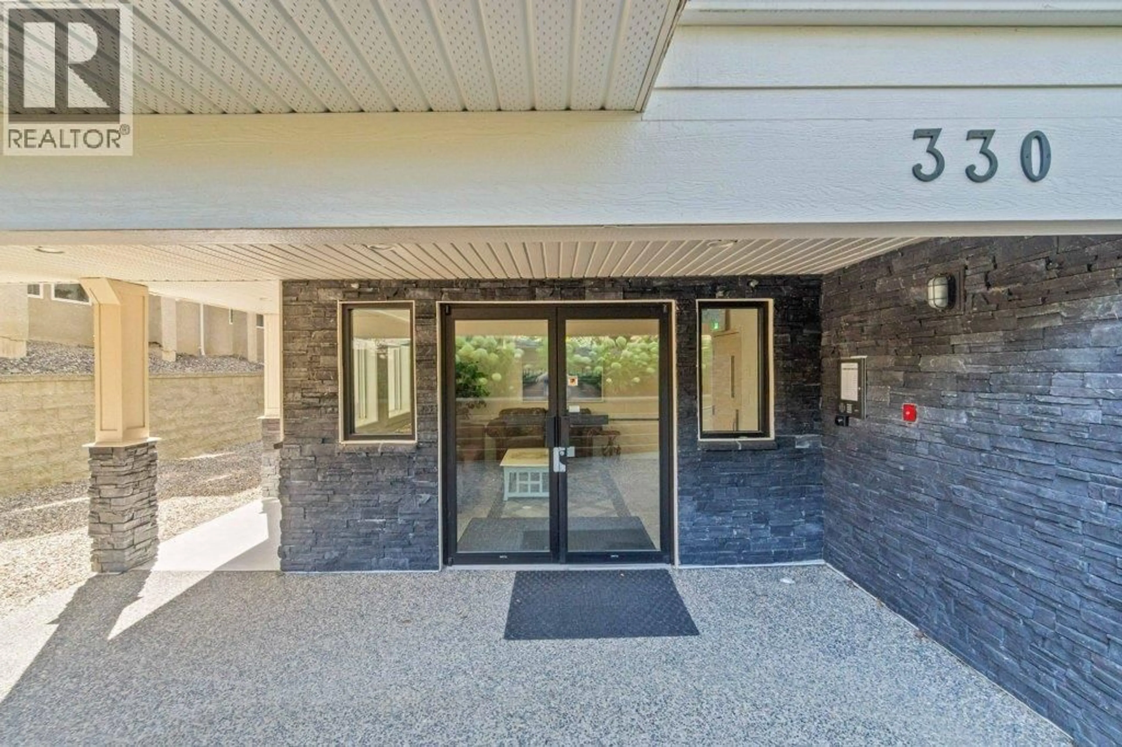 Indoor foyer for 201 - 330 4 AVENUE SOUTHEAST, Salmon Arm British Columbia V1E4G4