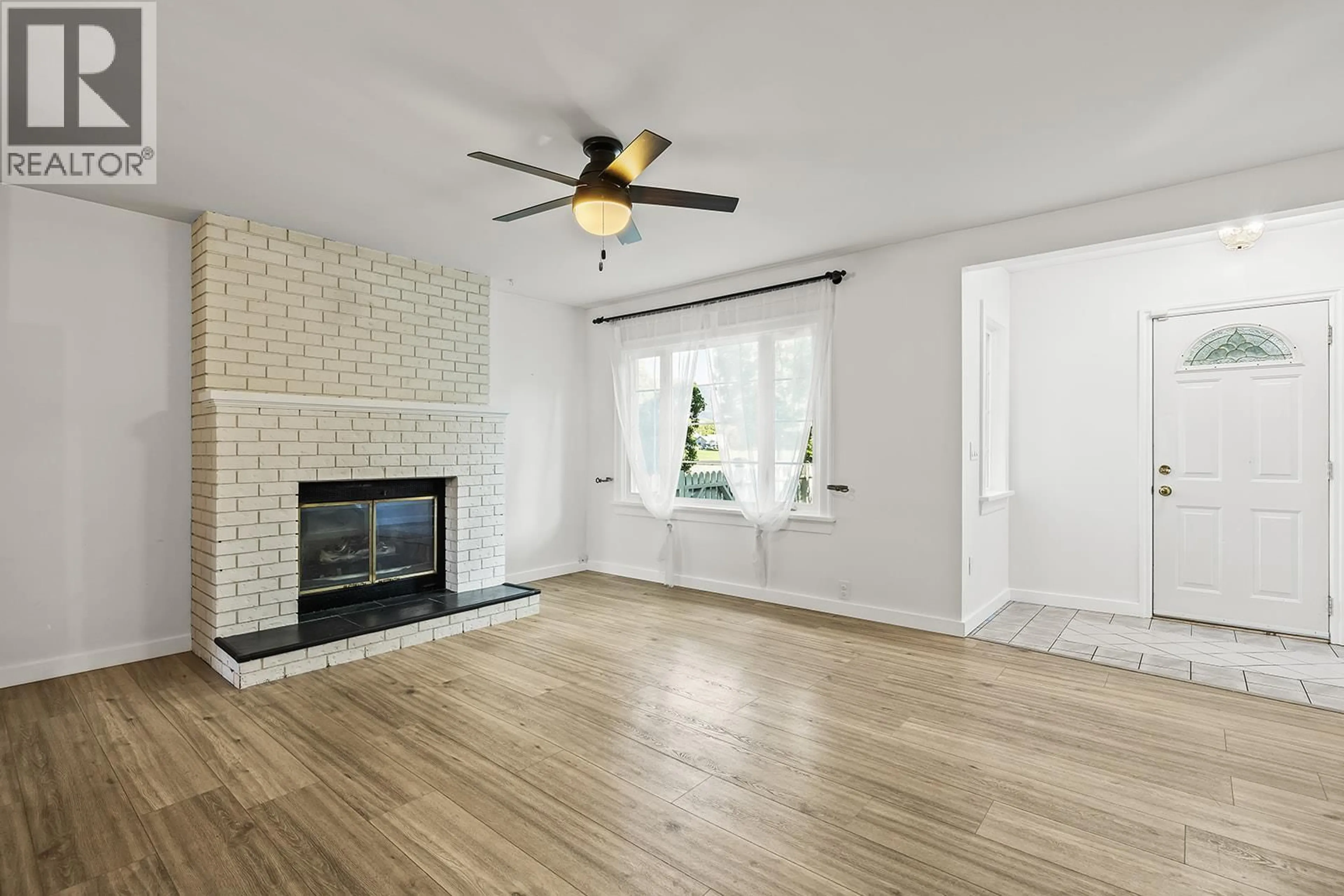Living room with furniture, unknown for 765 BIRCH AVENUE, Kelowna British Columbia V1Y5H3