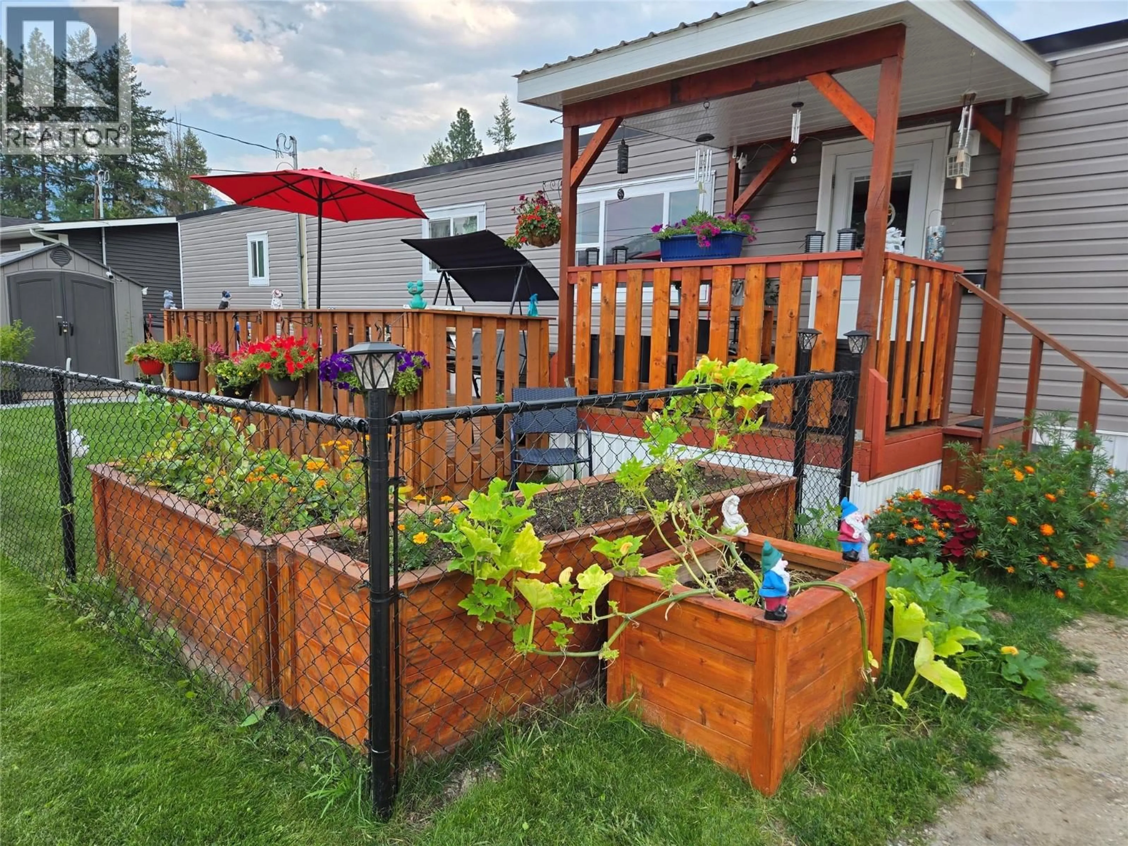 Patio, street for 21 - 1601 COLUMBIA AVENUE, Castlegar British Columbia V1N1J1