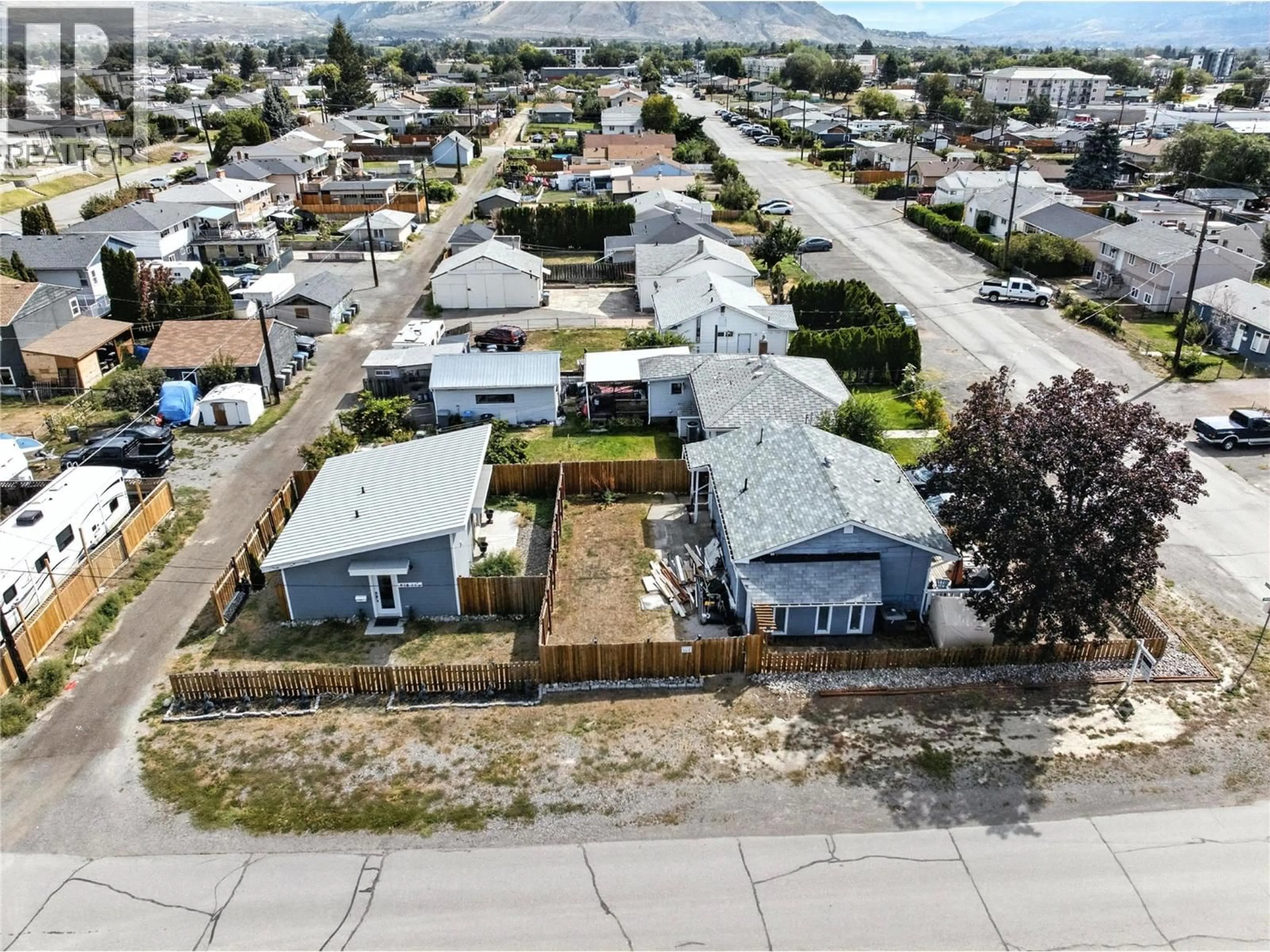 A pic from outside/outdoor area/front of a property/back of a property/a pic from drone, street for 1074 SURREY AVENUE, Kamloops British Columbia V2B1R2