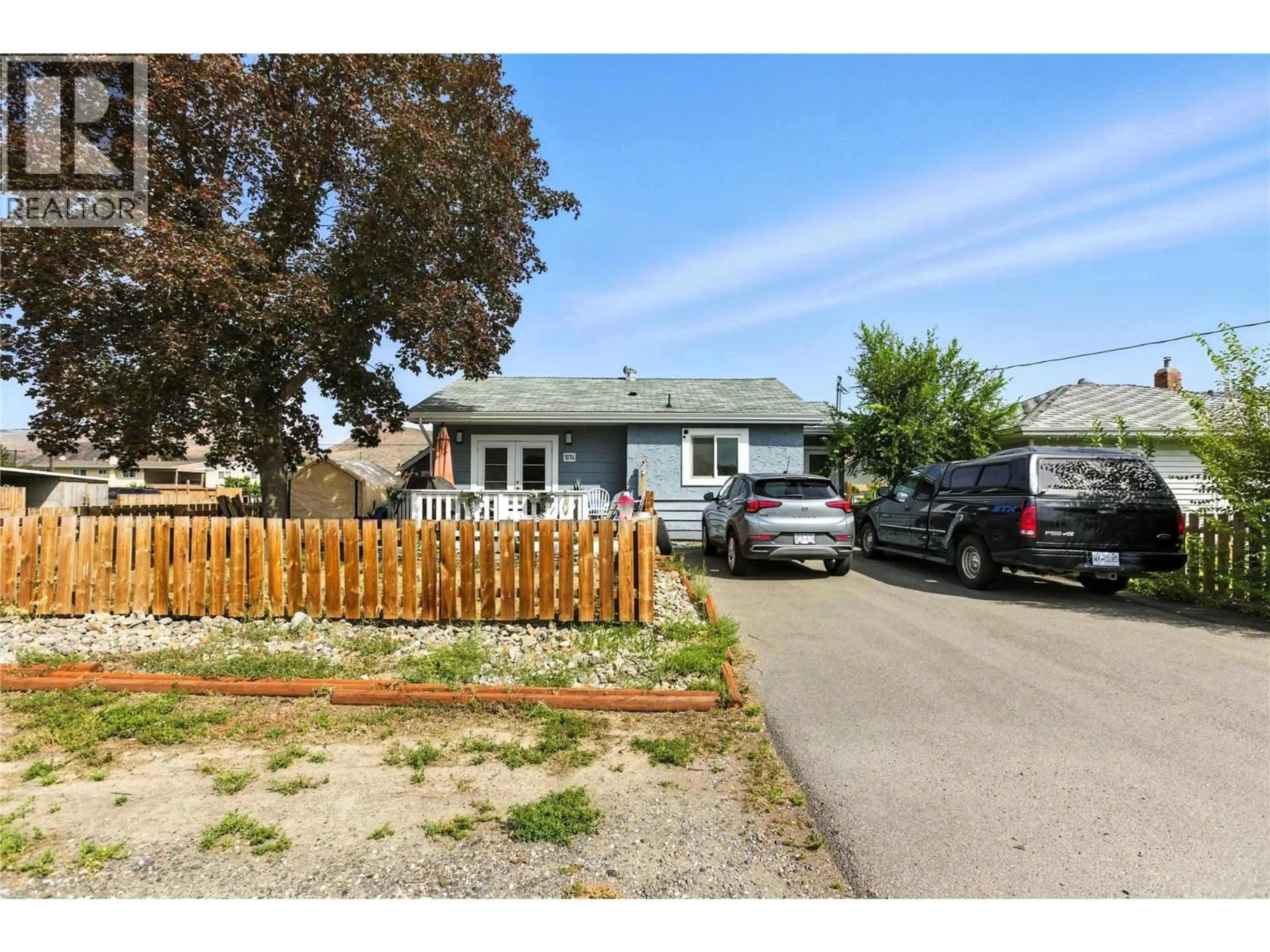 A pic from outside/outdoor area/front of a property/back of a property/a pic from drone, street for 1074 SURREY AVENUE, Kamloops British Columbia V2B1R2