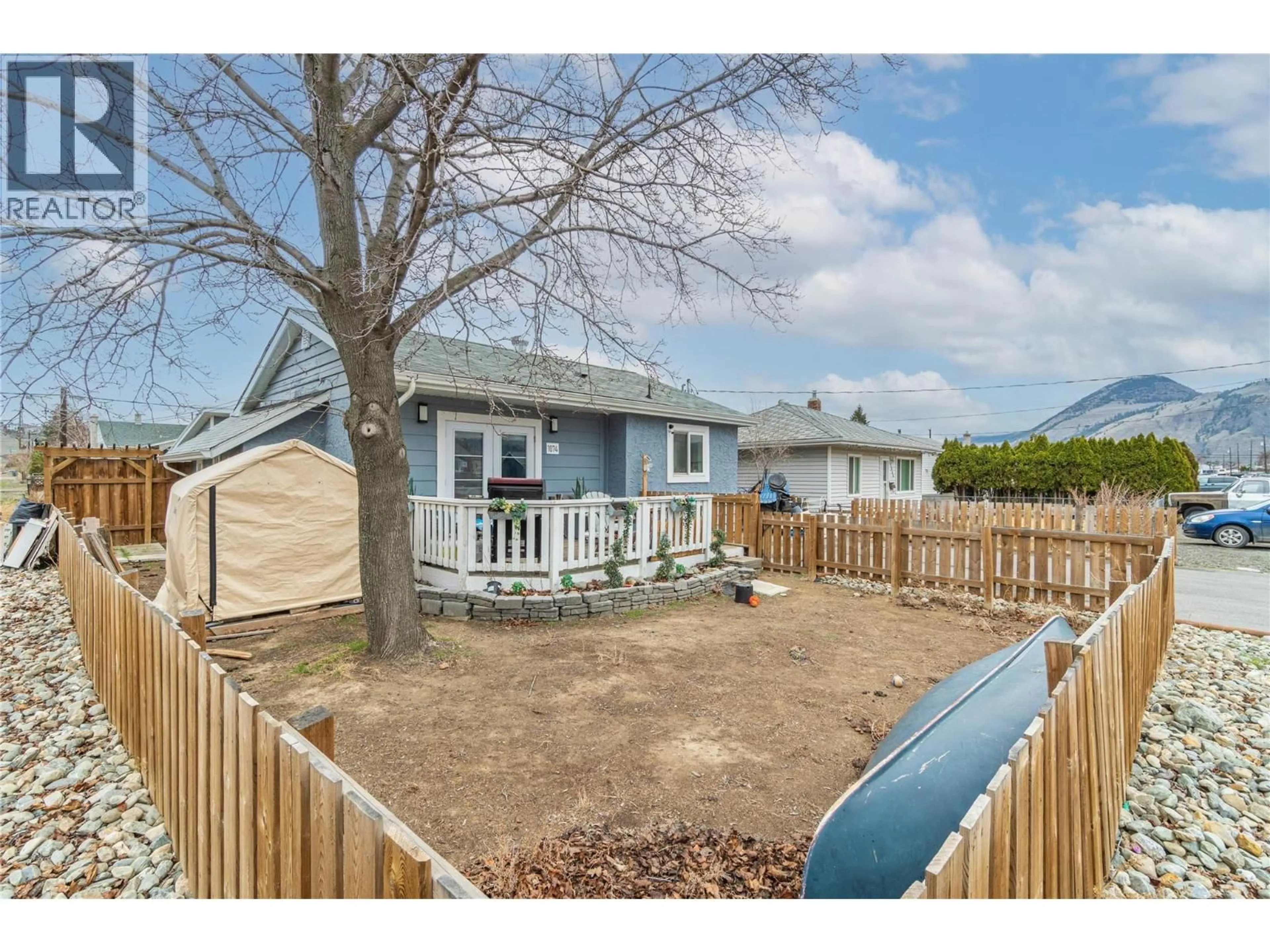 A pic from outside/outdoor area/front of a property/back of a property/a pic from drone, street for 1074 SURREY AVENUE, Kamloops British Columbia V2B1R2