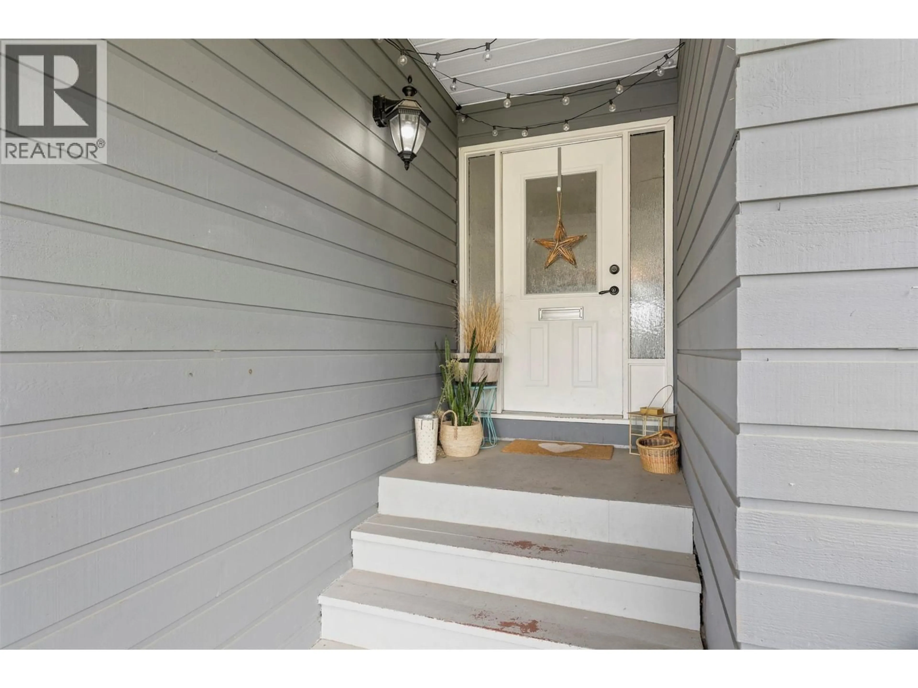Indoor entryway for 2295 MACINTYRE PLACE, Kamloops British Columbia V1S1H7