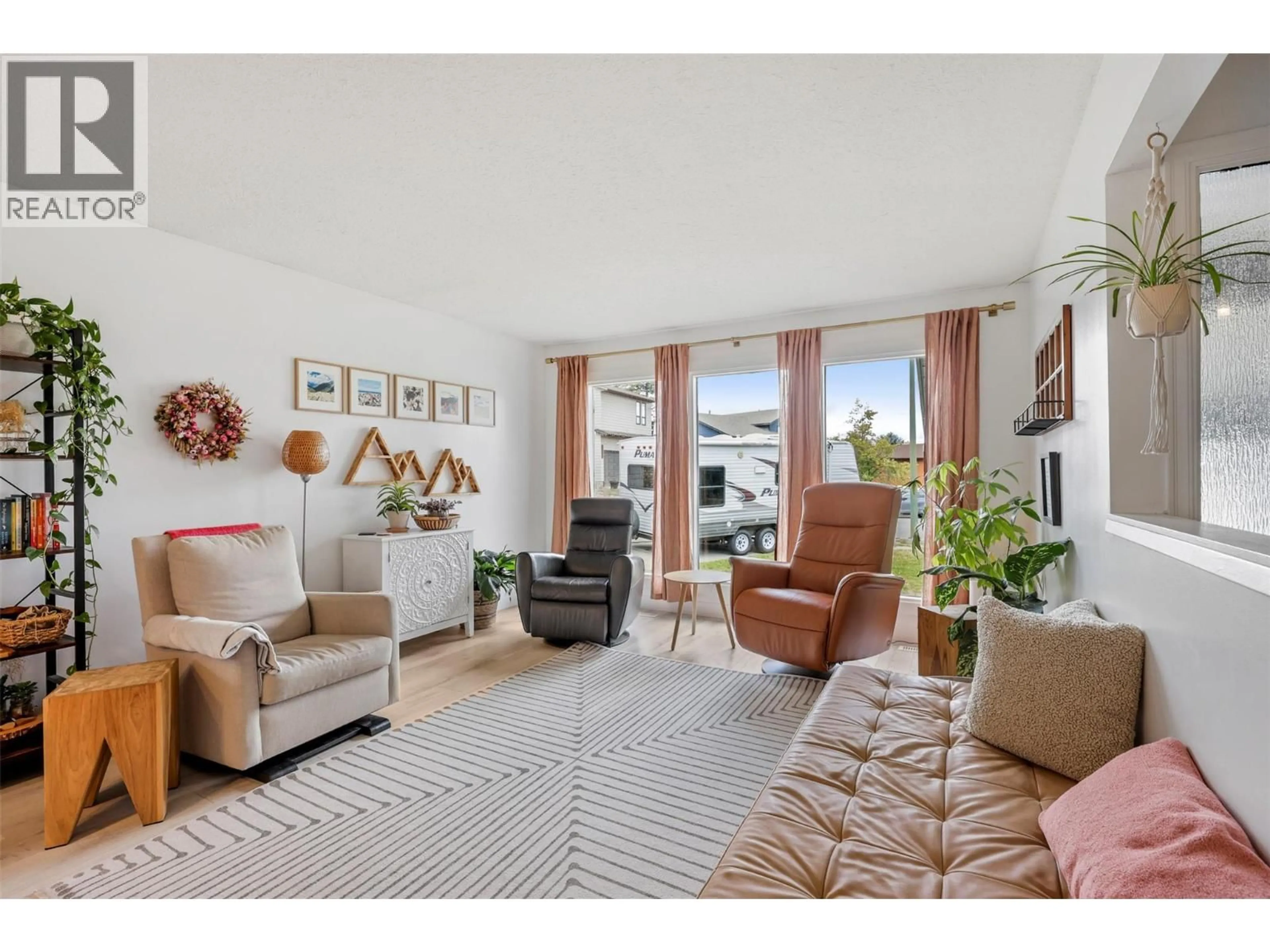 Living room with furniture, unknown for 2295 MACINTYRE PLACE, Kamloops British Columbia V1S1H7