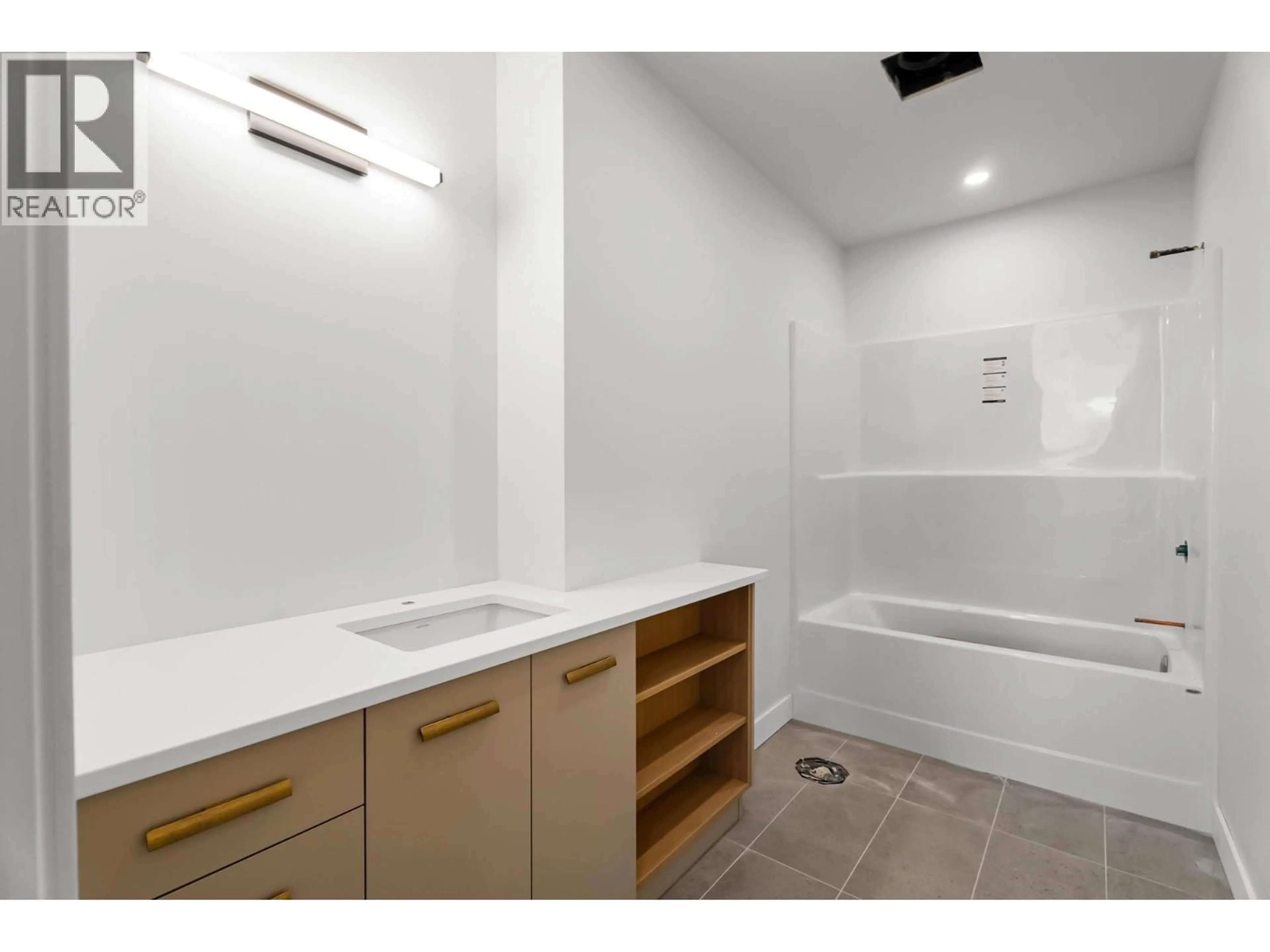 Standard bathroom, ceramic/tile floor for 140 - 2400 COLDWATER DRIVE, Kamloops British Columbia V2E0E7