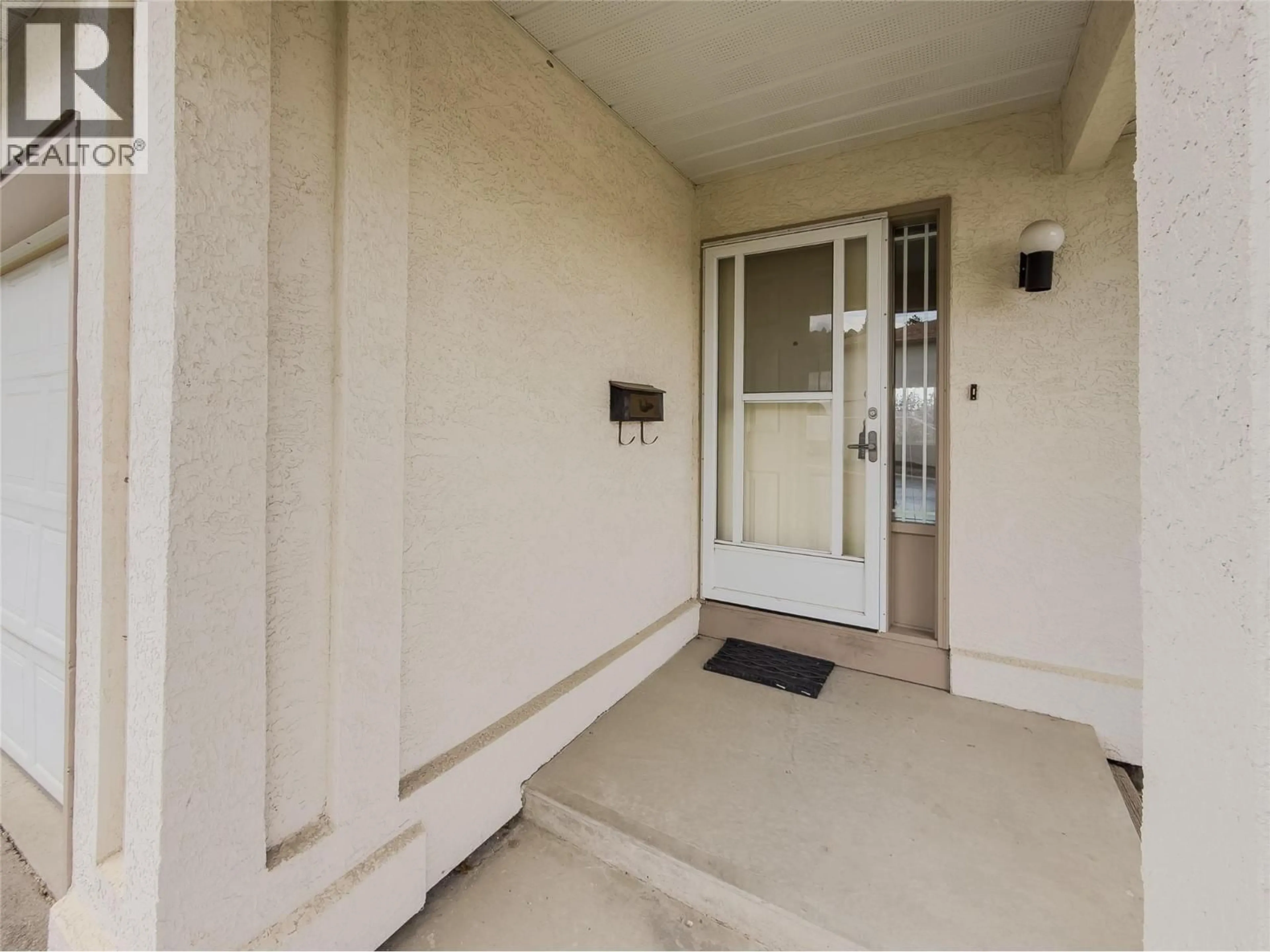 Indoor foyer for 2 - 1950 BRAEVIEW PLACE, Kamloops British Columbia V1S1R8