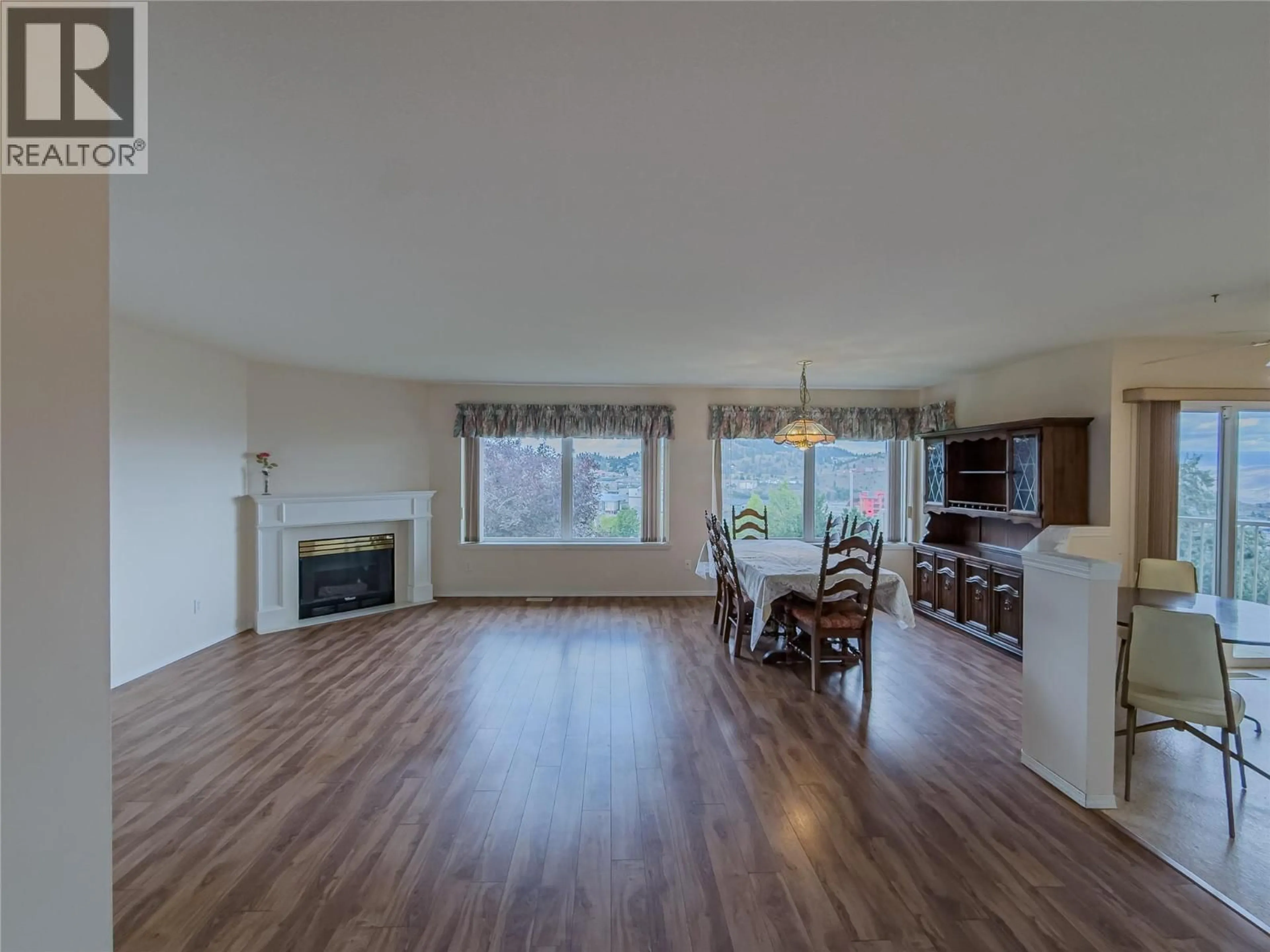 Living room with furniture, wood/laminate floor for 2 - 1950 BRAEVIEW PLACE, Kamloops British Columbia V1S1R8