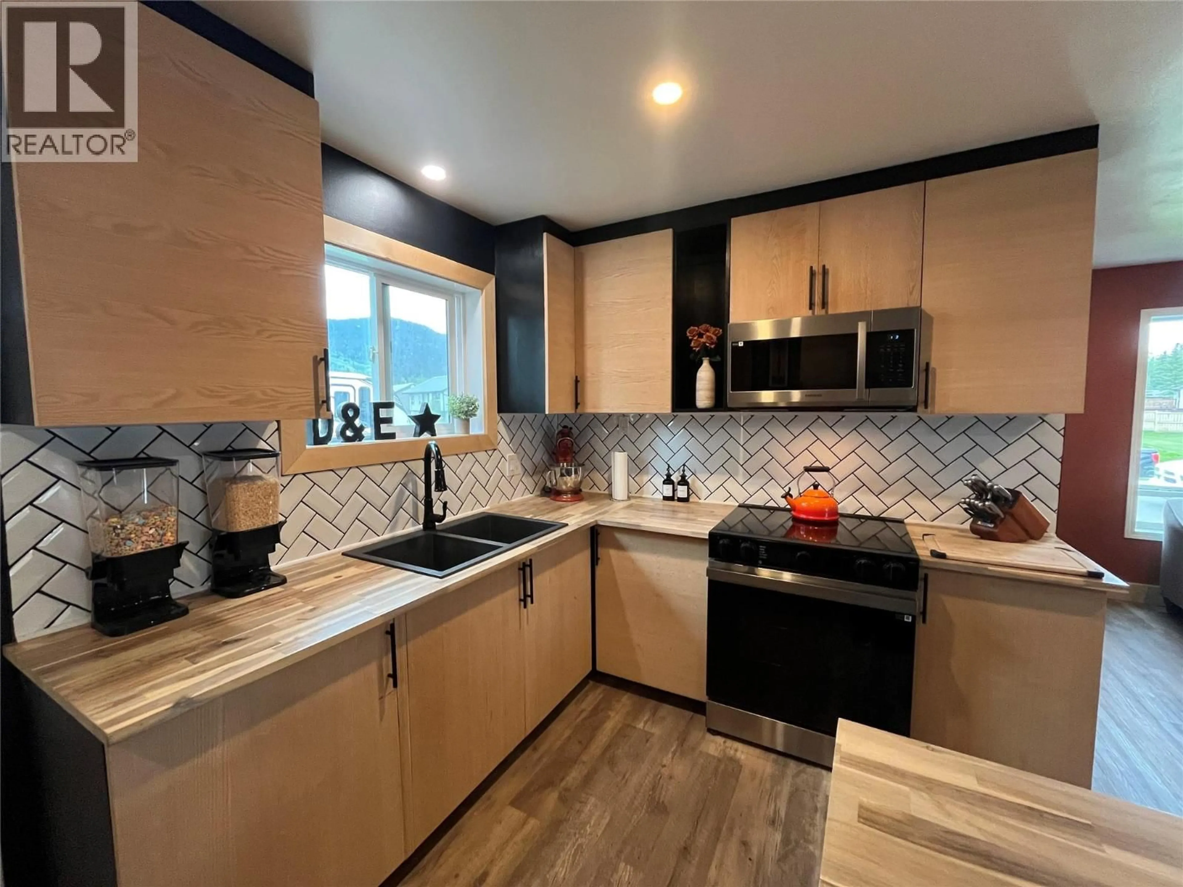 Contemporary kitchen, unknown for 111 BIRCH AVENUE, Tumbler Ridge British Columbia V0C2W0