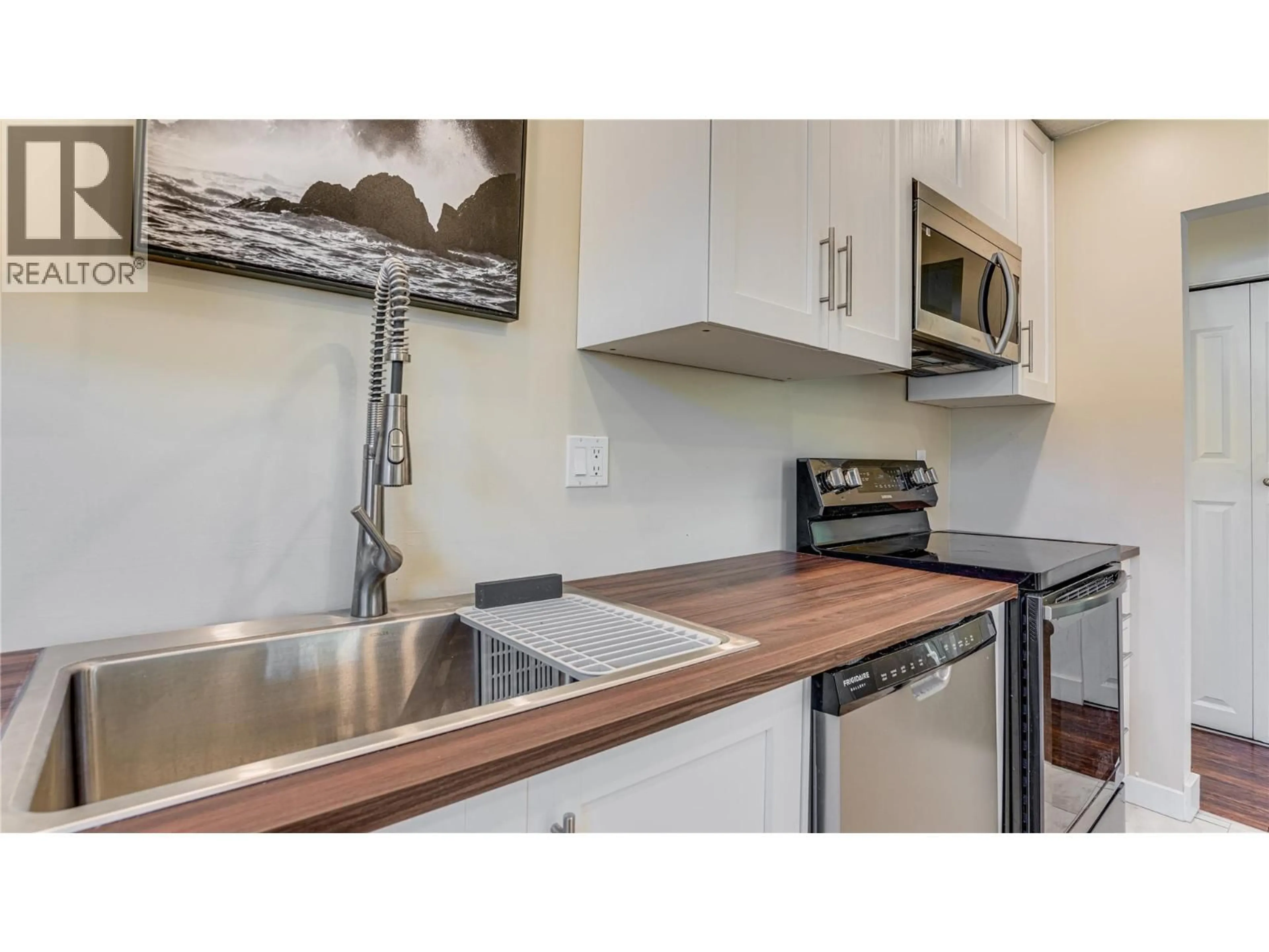 Standard kitchen, wood/laminate floor for 520 AULIN AVENUE, Chase British Columbia V0E1M0