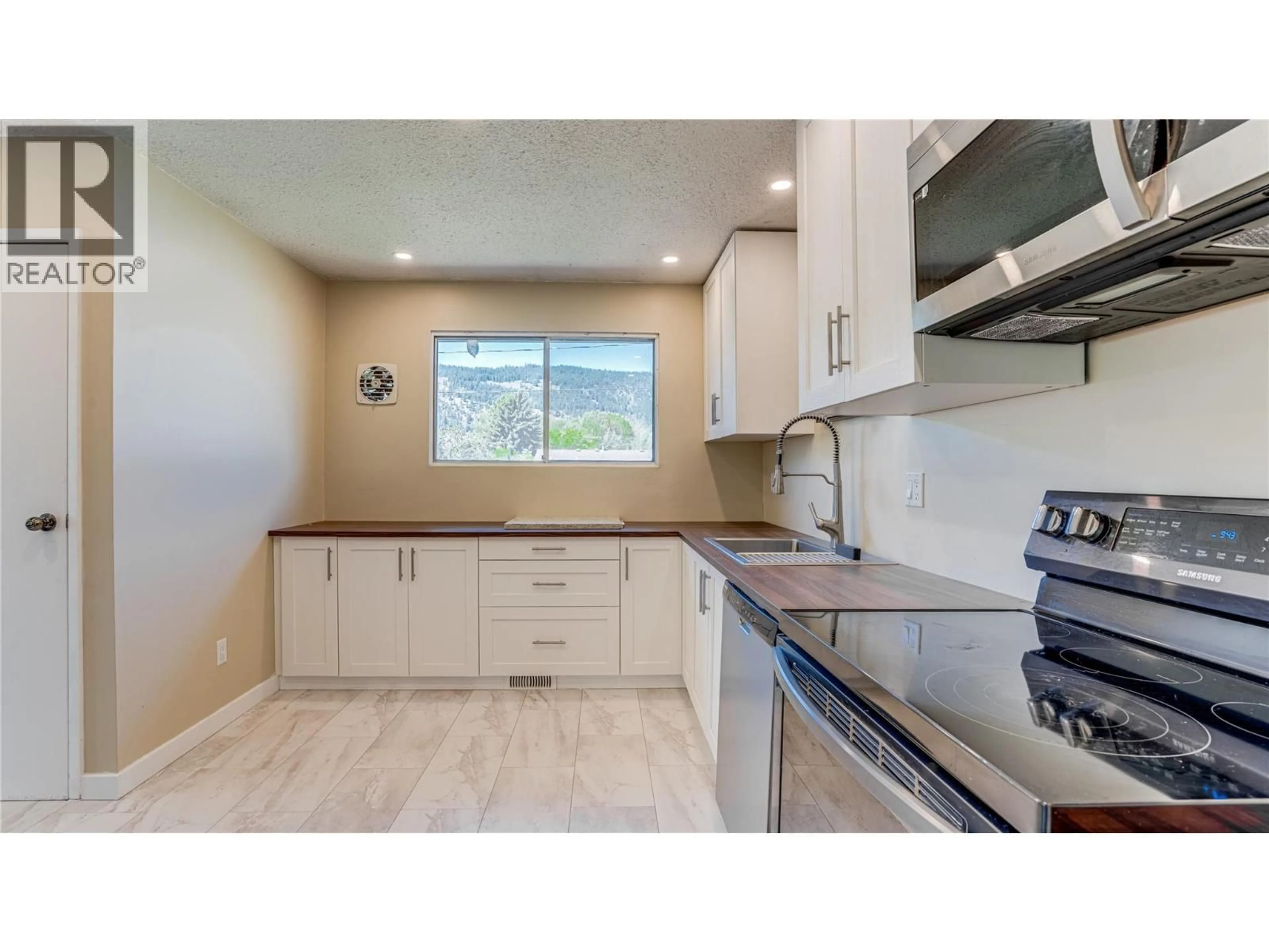 Open concept kitchen, ceramic/tile floor for 520 AULIN AVENUE, Chase British Columbia V0E1M0