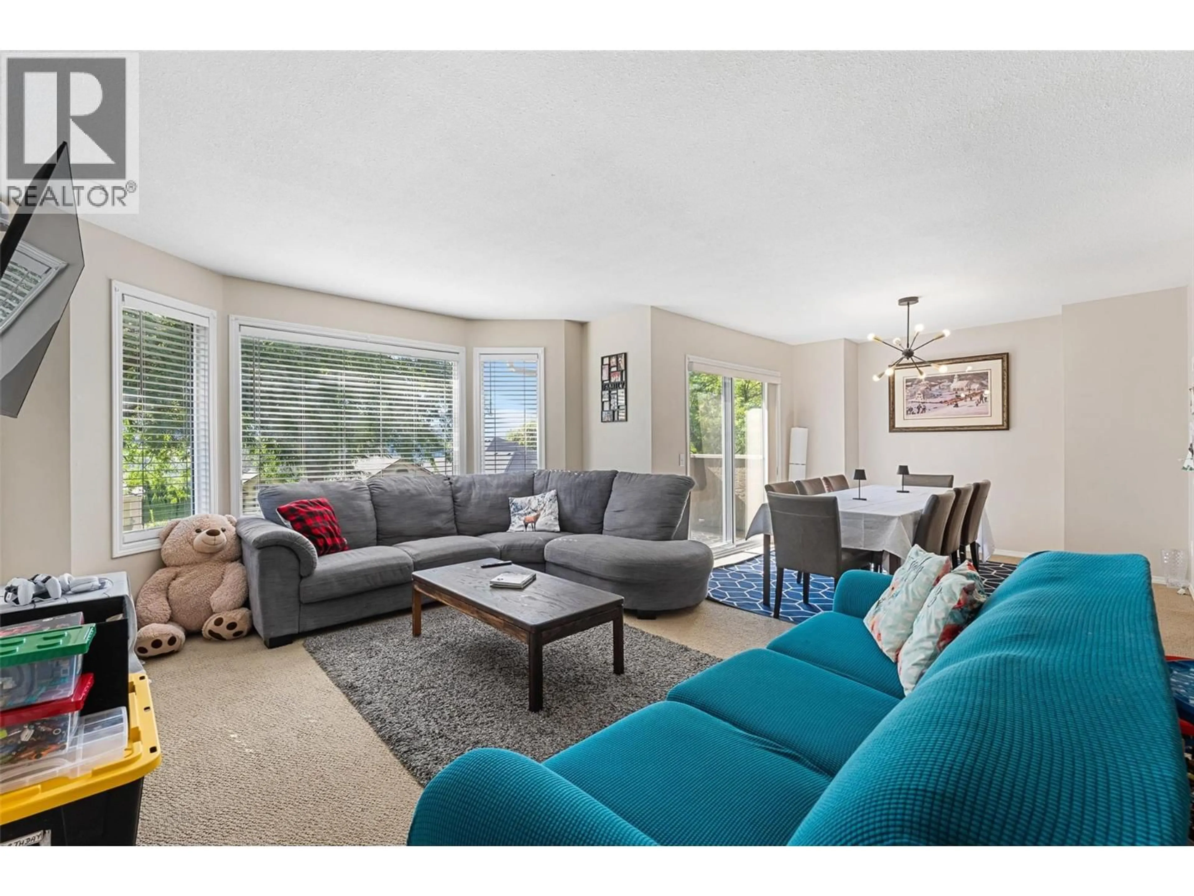 Living room with furniture, unknown for 580 SPRUCEVIEW PLACE NORTH, Kelowna British Columbia V1V1S7