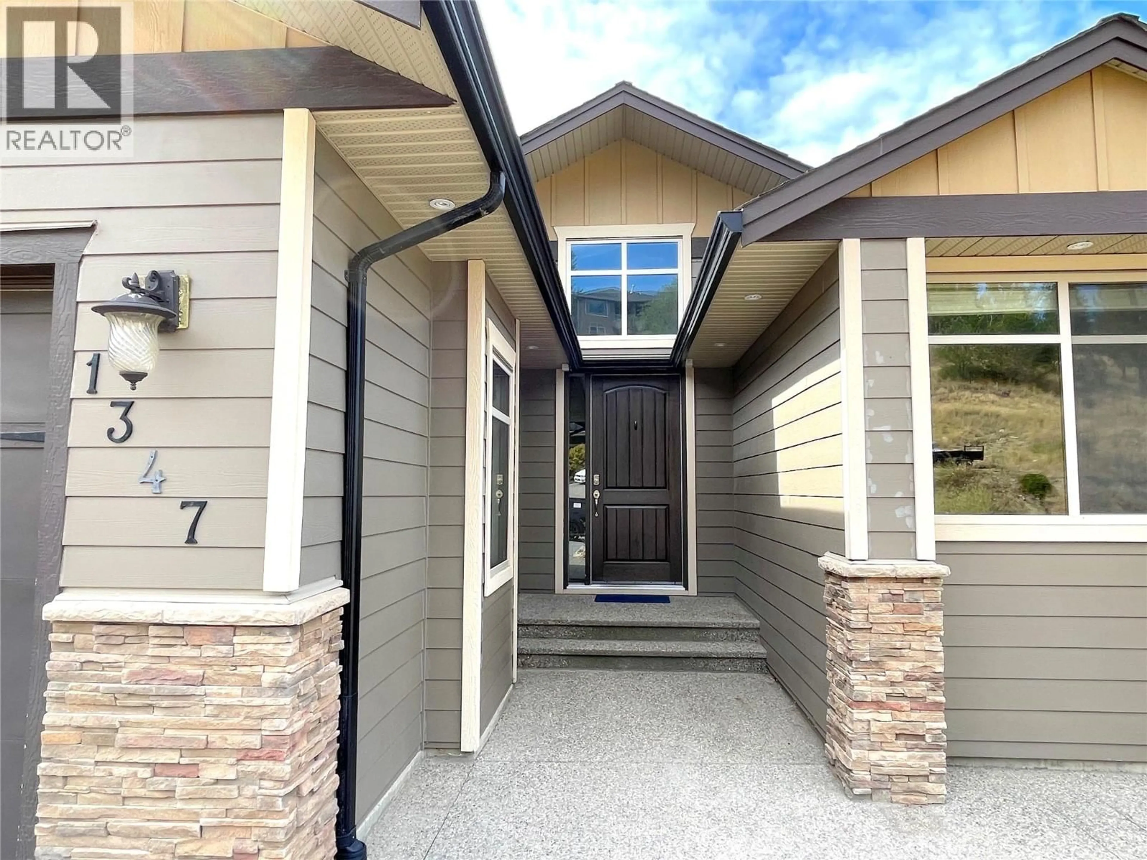 Home with vinyl exterior material, street for 1347 WILMOT AVENUE, Kelowna British Columbia V1P1P5