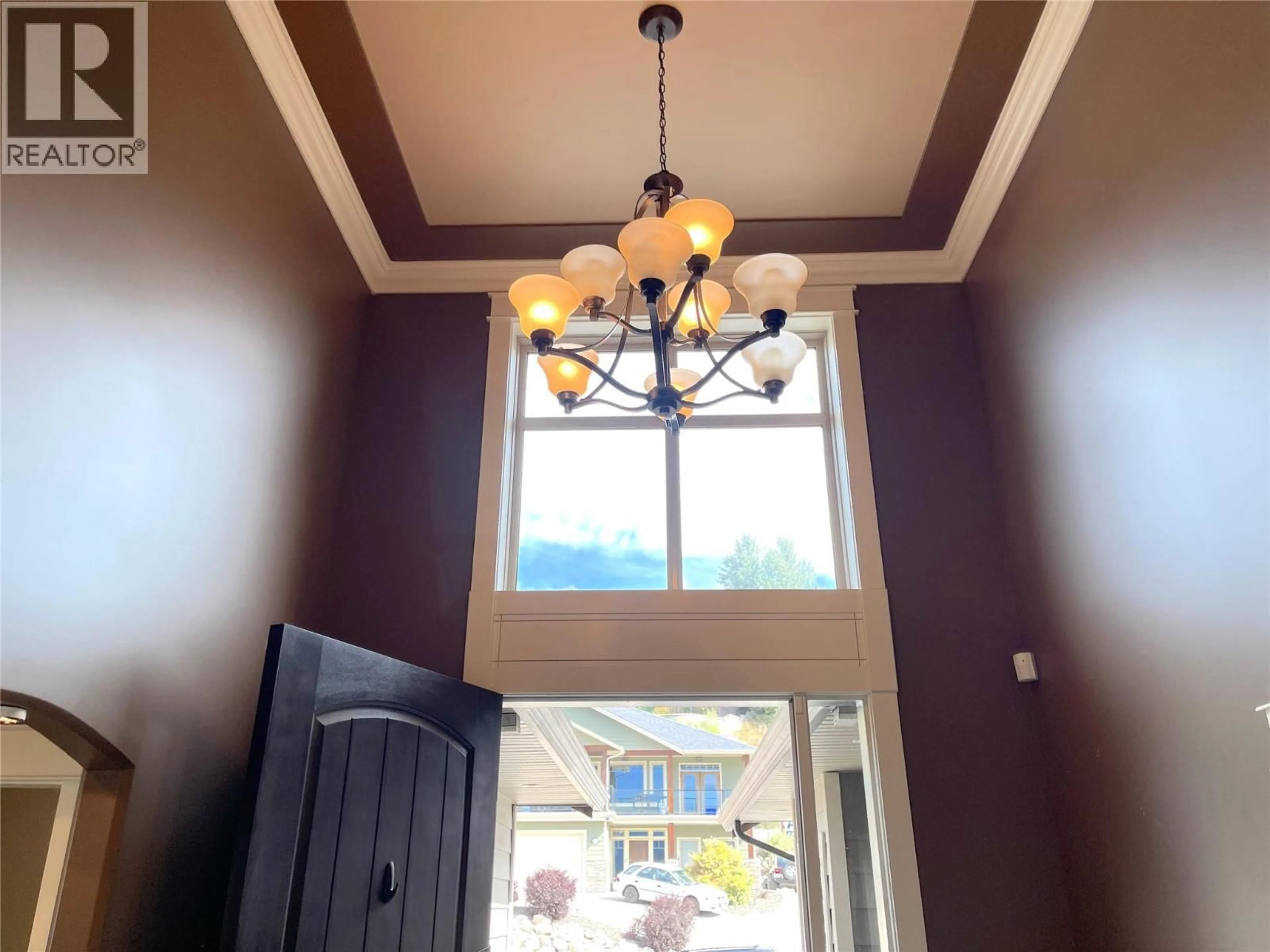 Indoor entryway for 1347 WILMOT AVENUE, Kelowna British Columbia V1P1P5