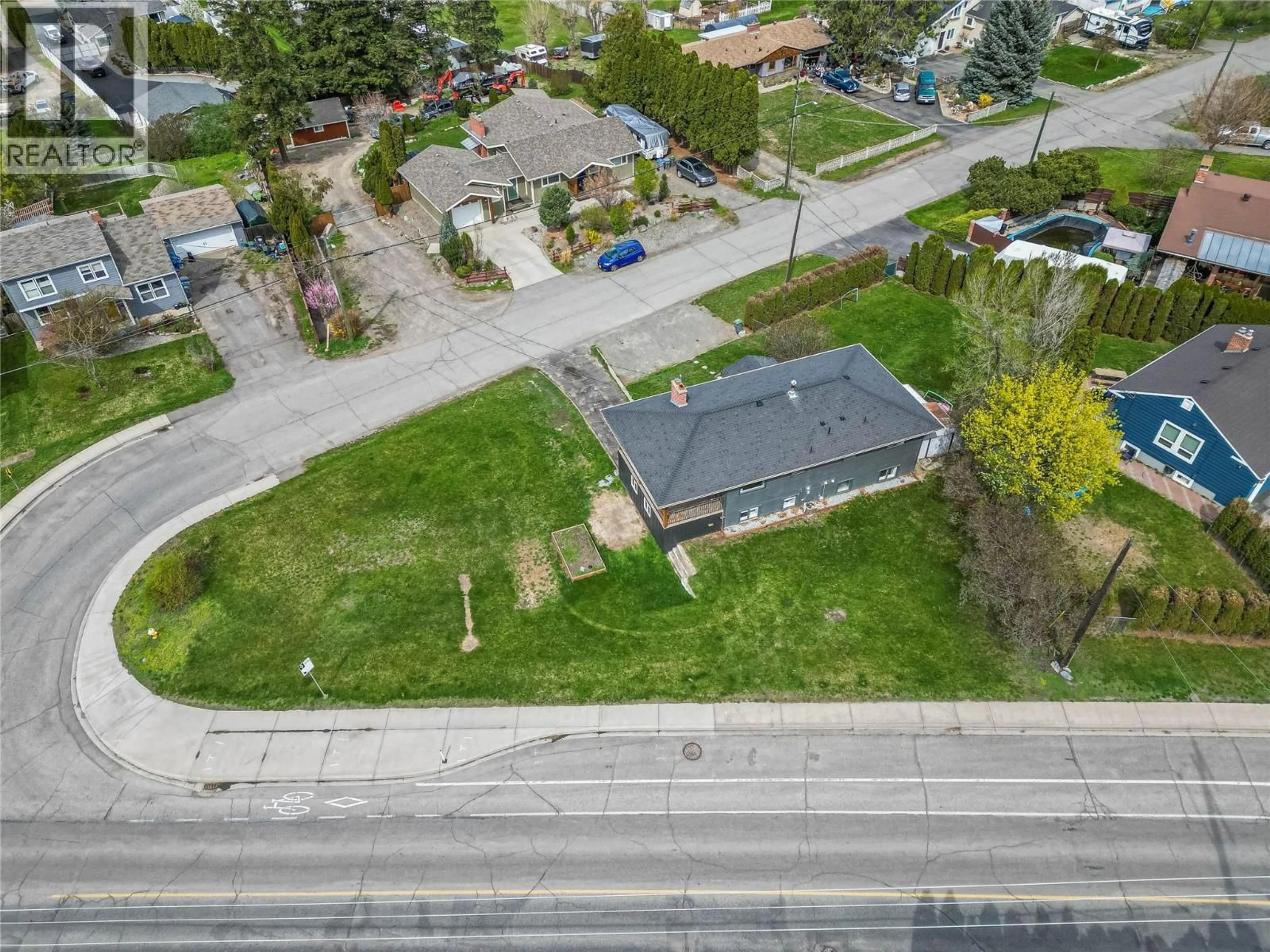 A pic from outside/outdoor area/front of a property/back of a property/a pic from drone, street for 2125 CRESCENT DRIVE, Kamloops British Columbia V2C4J5