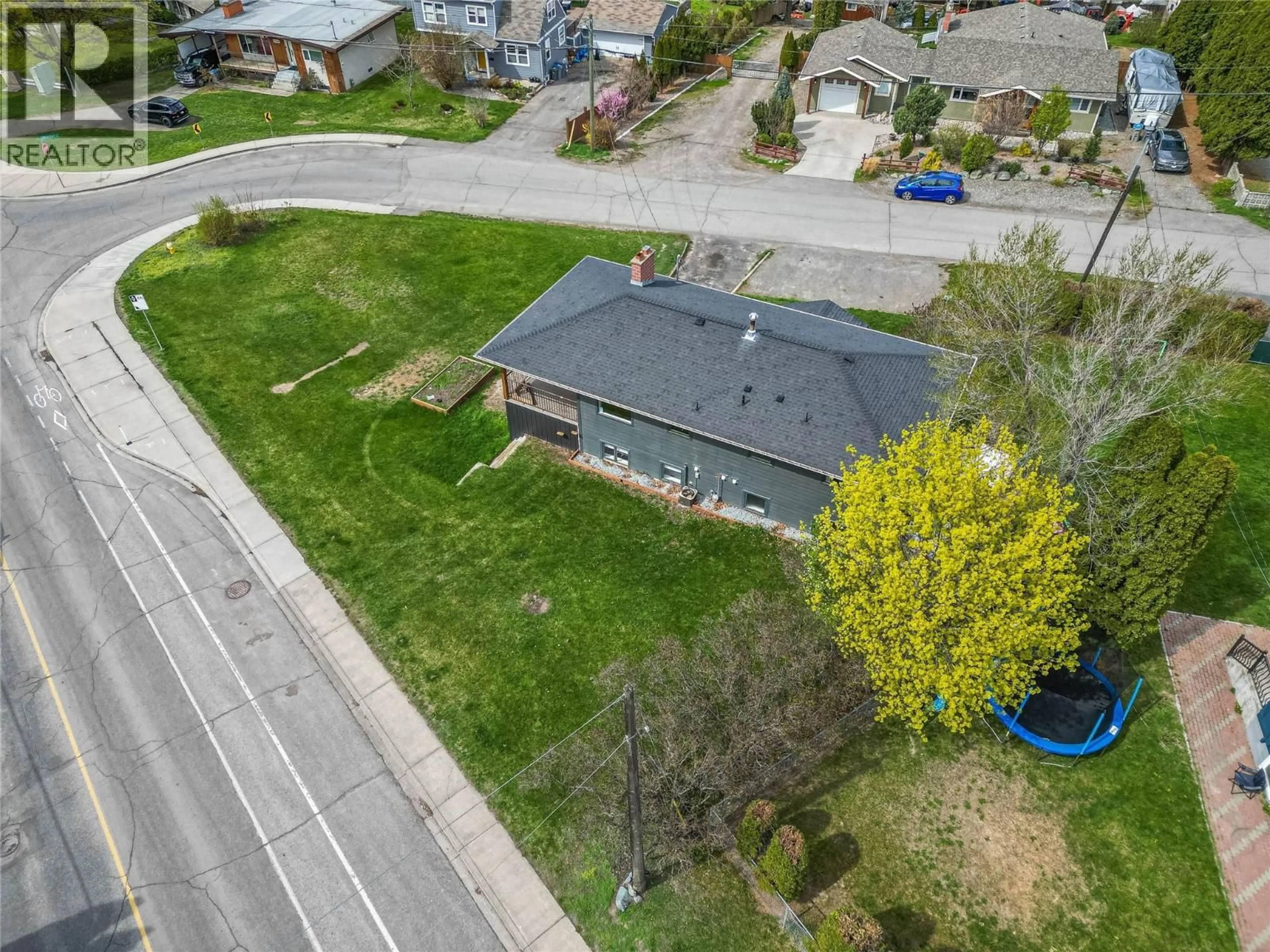 A pic from outside/outdoor area/front of a property/back of a property/a pic from drone, street for 2125 CRESCENT DRIVE, Kamloops British Columbia V2C4J5