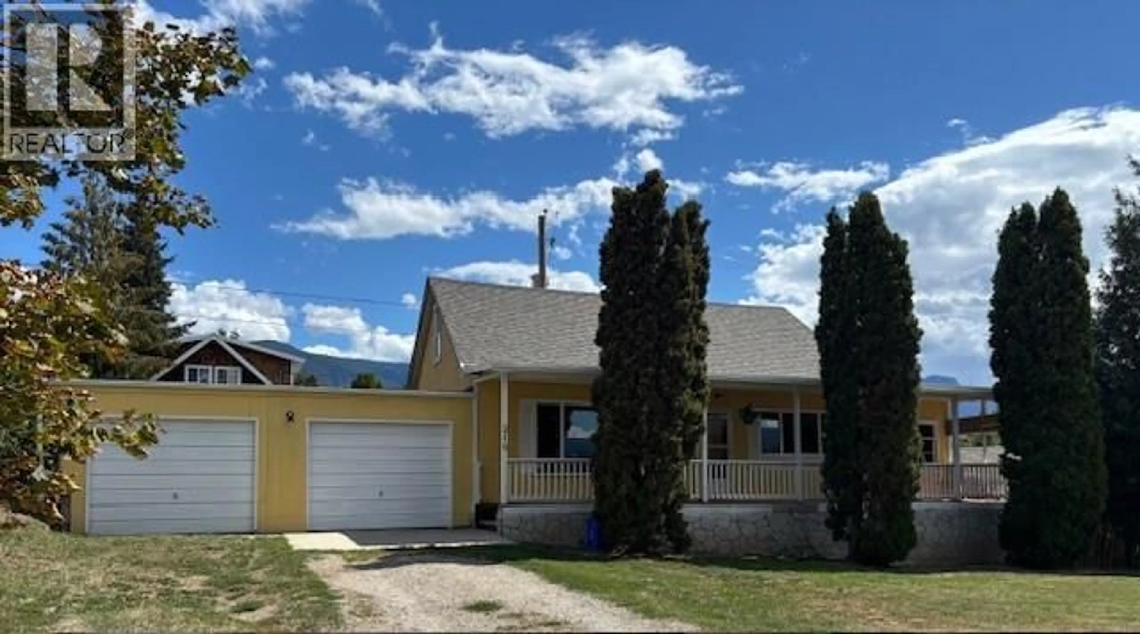 Home with vinyl exterior material, street for 218 23RD AVENUE SOUTH, Creston British Columbia V0B1G5