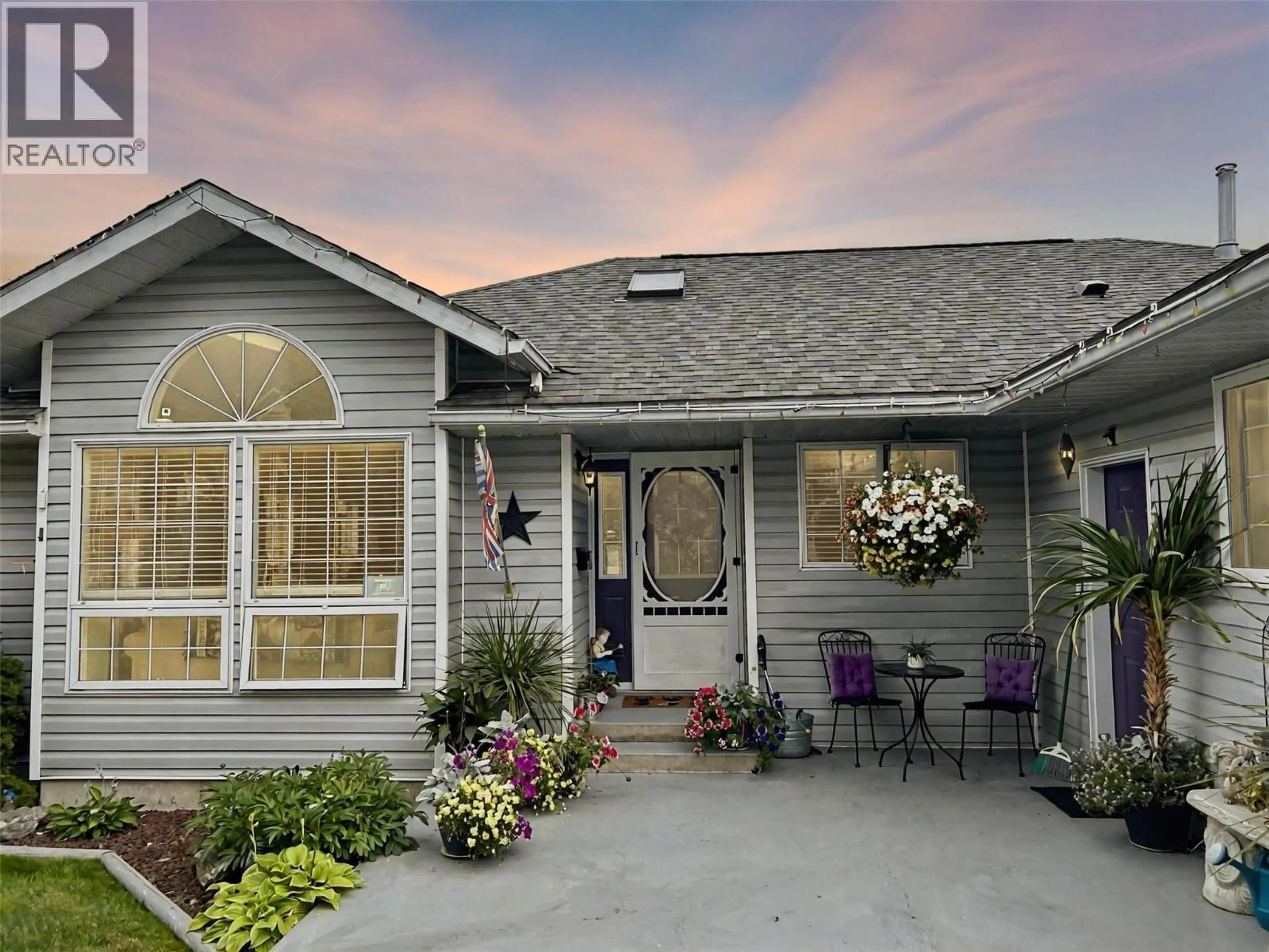 Home with vinyl exterior material, street for 407 CEDAR STREET, Creston British Columbia V0B1G3