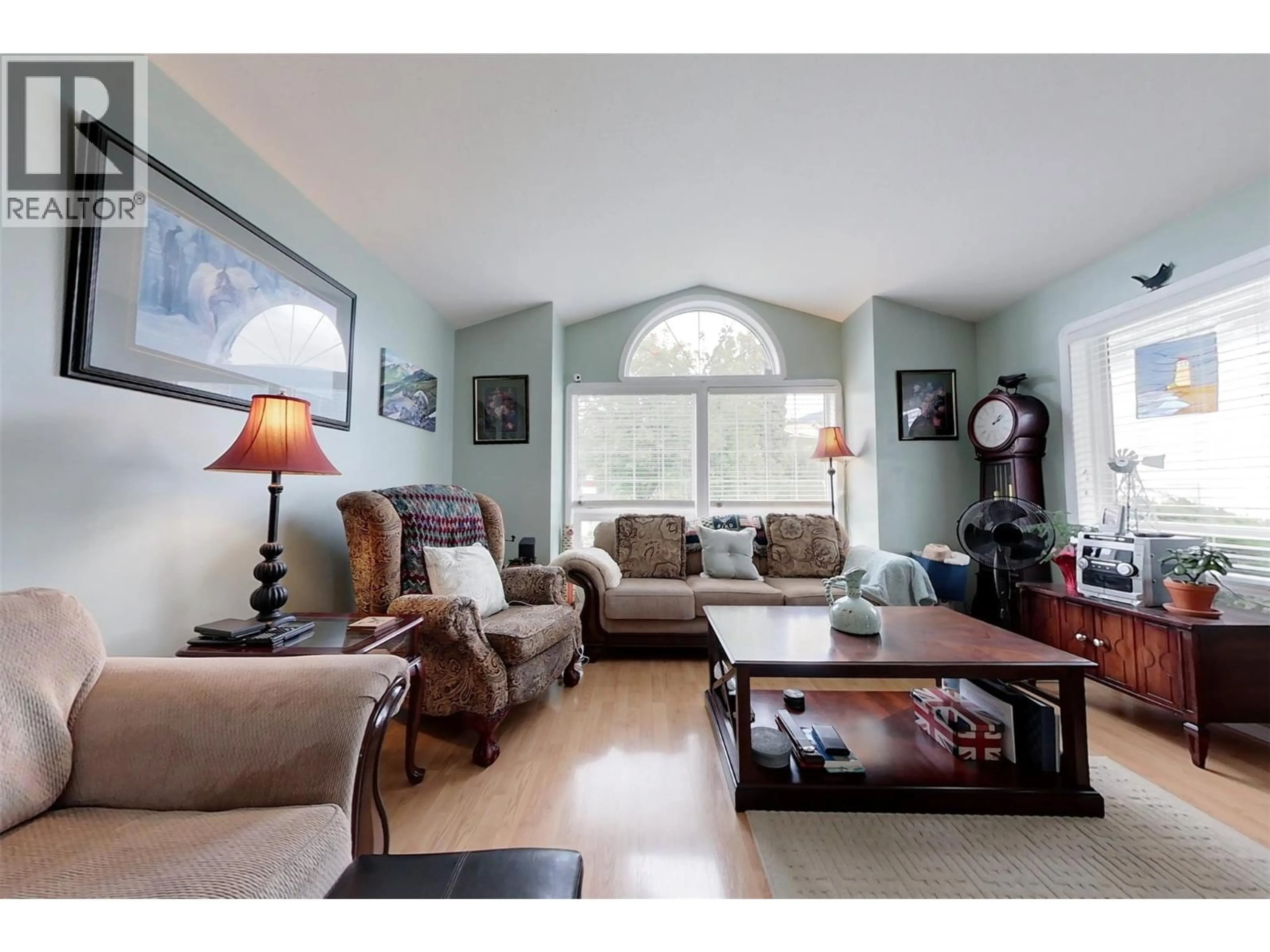 Living room with furniture, unknown for 407 CEDAR STREET, Creston British Columbia V0B1G3