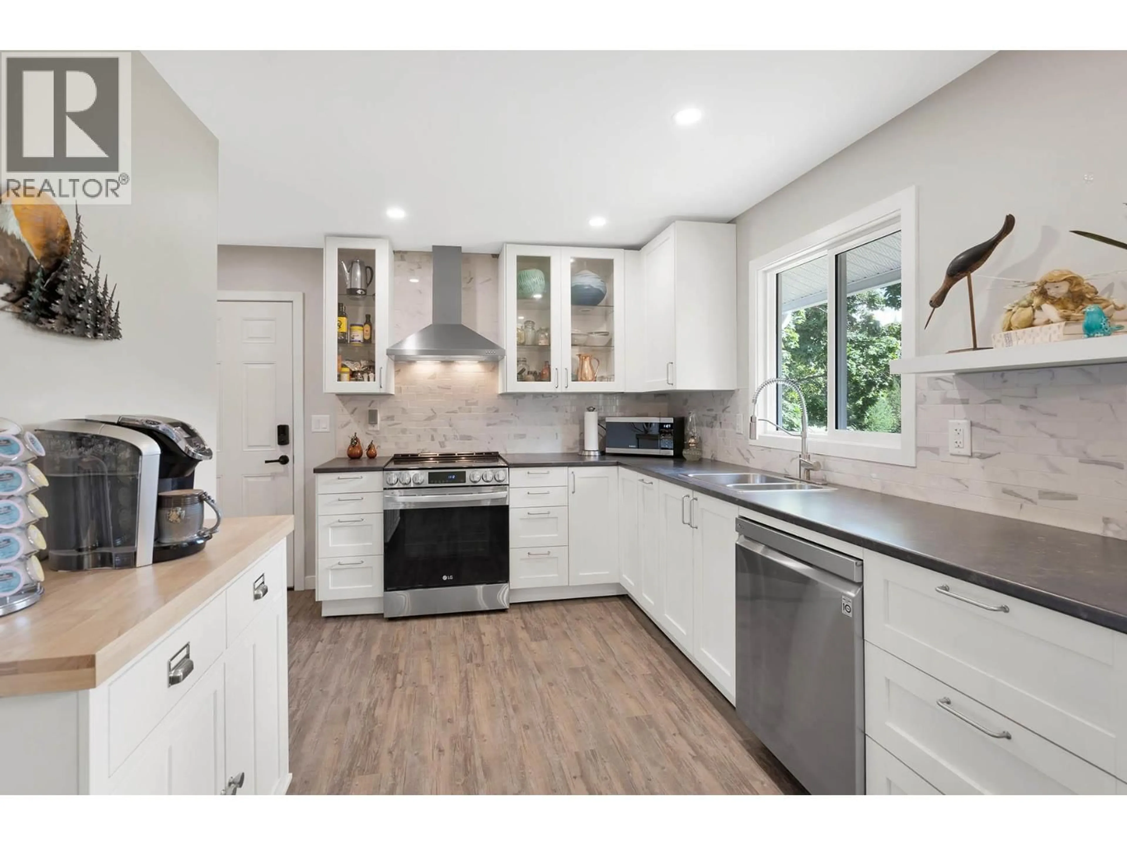 Open concept kitchen, unknown for 312 FOOTE ROAD, Clearwater British Columbia V0E1N2