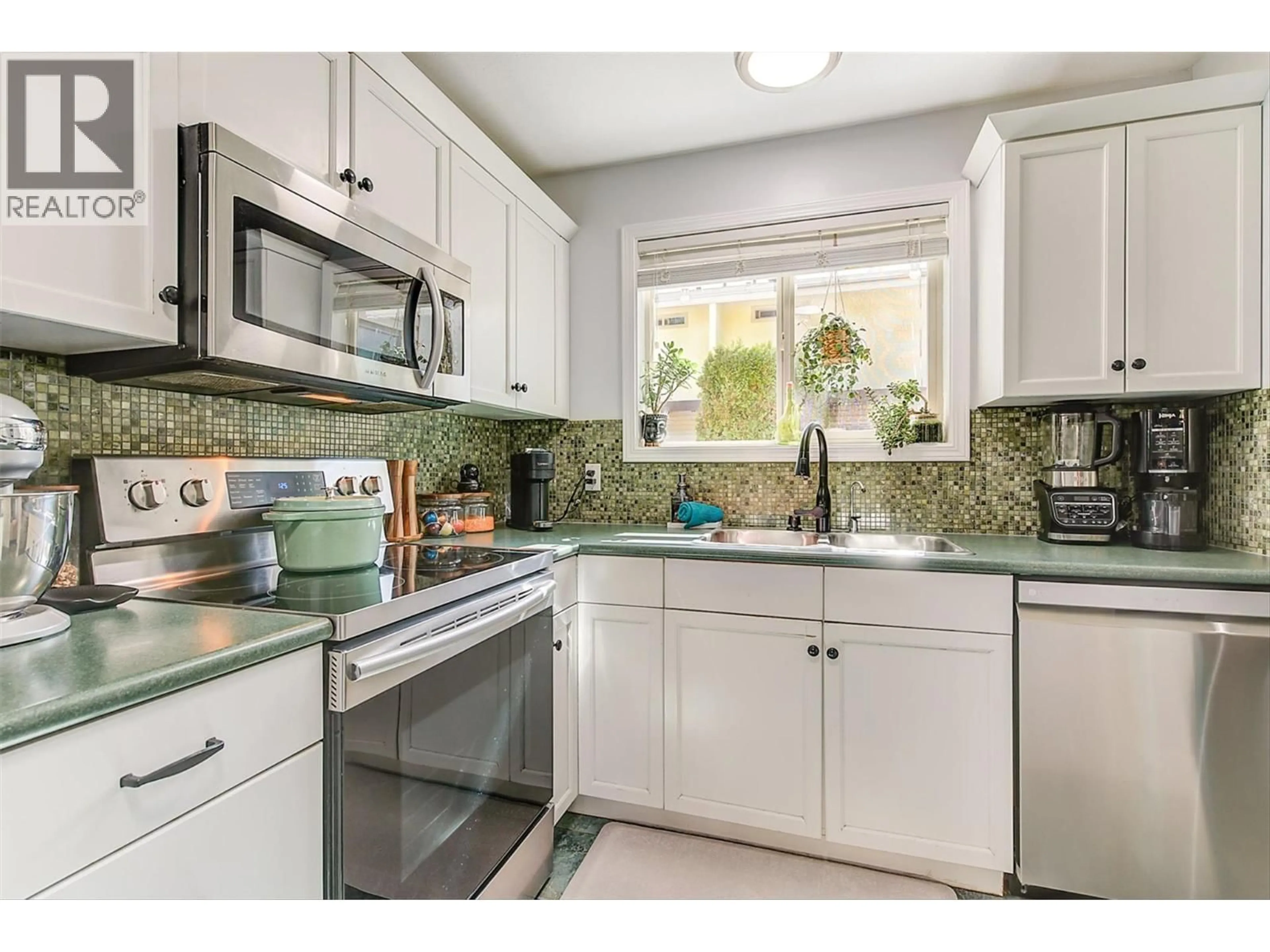 Standard kitchen, ceramic/tile floor for 205 - 315 PRIMROSE ROAD, Kelowna British Columbia V1X2G6