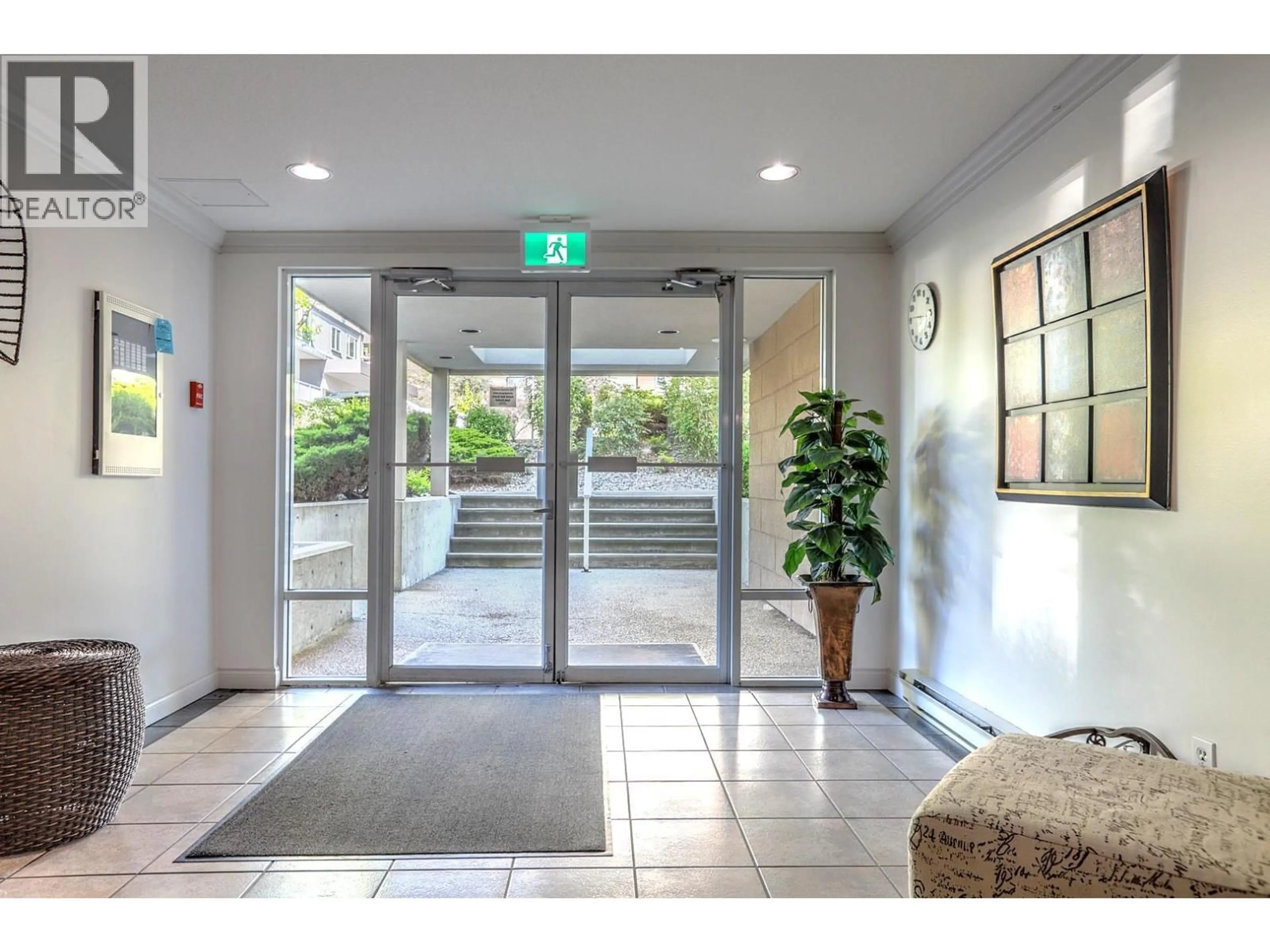 Indoor foyer for 107 - 3301 CENTENNIAL DRIVE, Vernon British Columbia V1T2T8