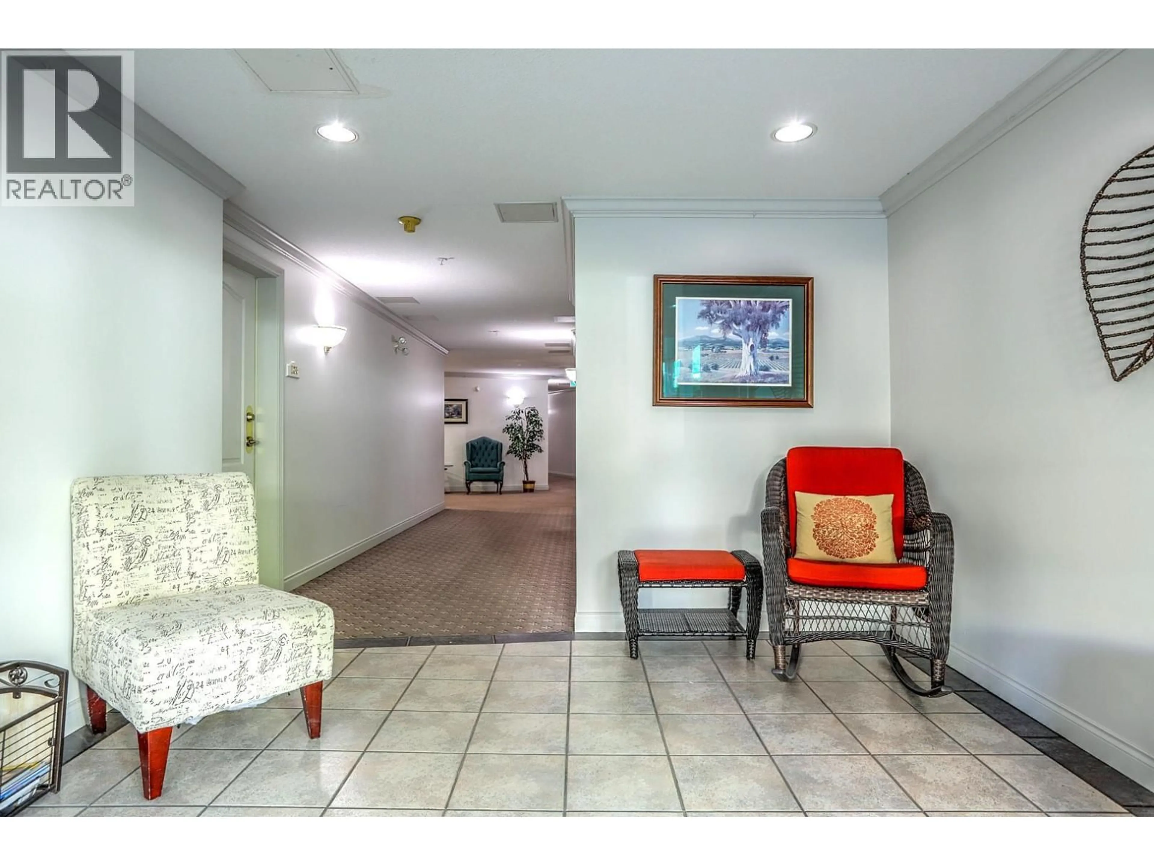 Indoor foyer for 107 - 3301 CENTENNIAL DRIVE, Vernon British Columbia V1T2T8