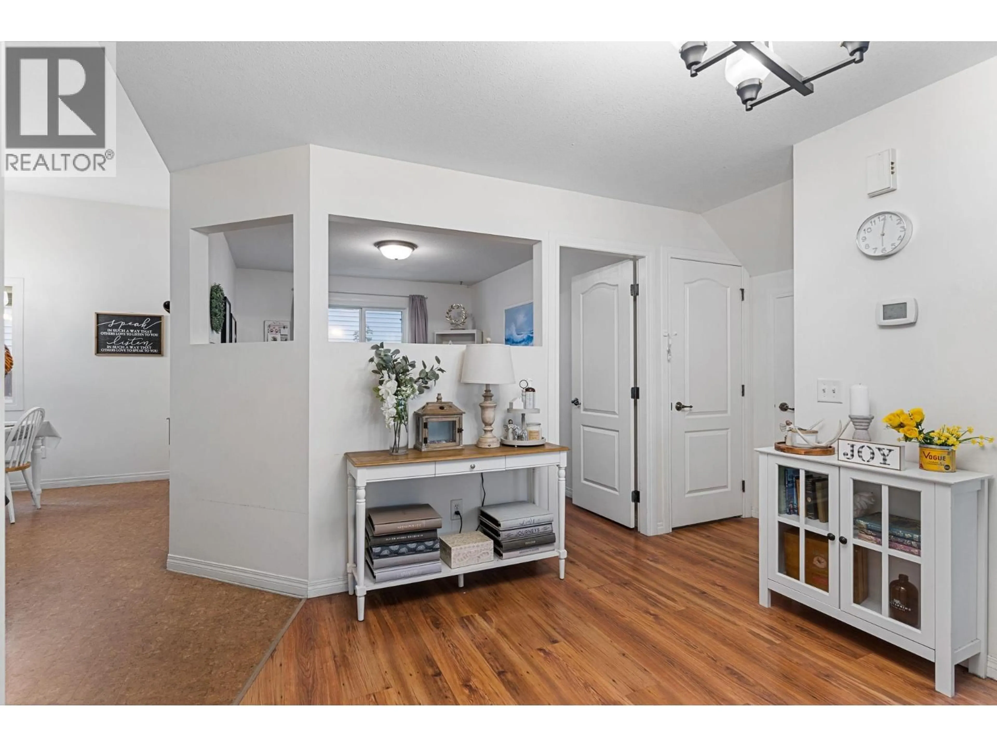 Indoor entryway for 613 SUTHERLAND AVENUE, Kelowna British Columbia V1Y5X3