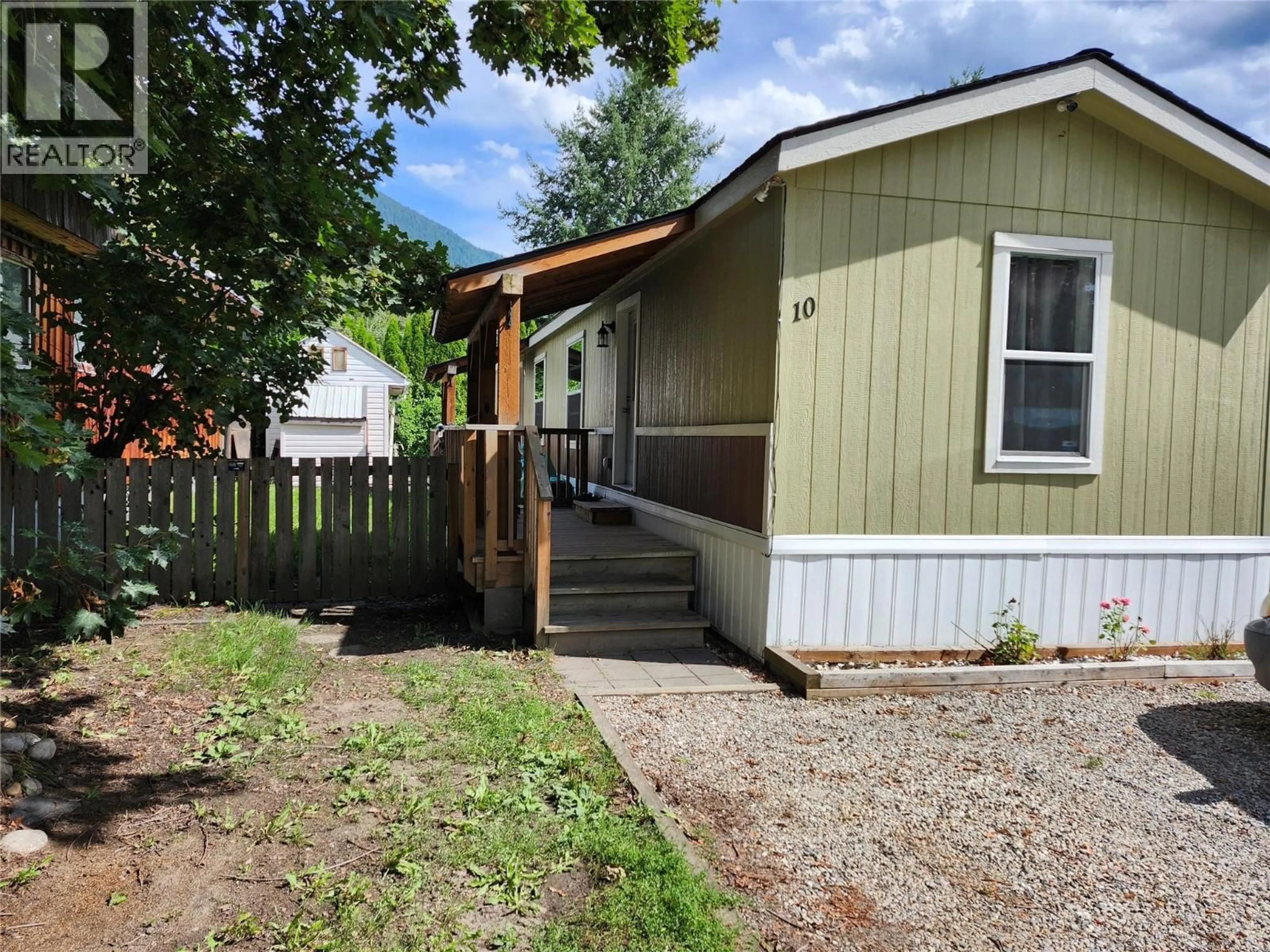 Home with vinyl exterior material, street for 10 - 318 HUMBERT STREET, Revelstoke British Columbia V0E2S0