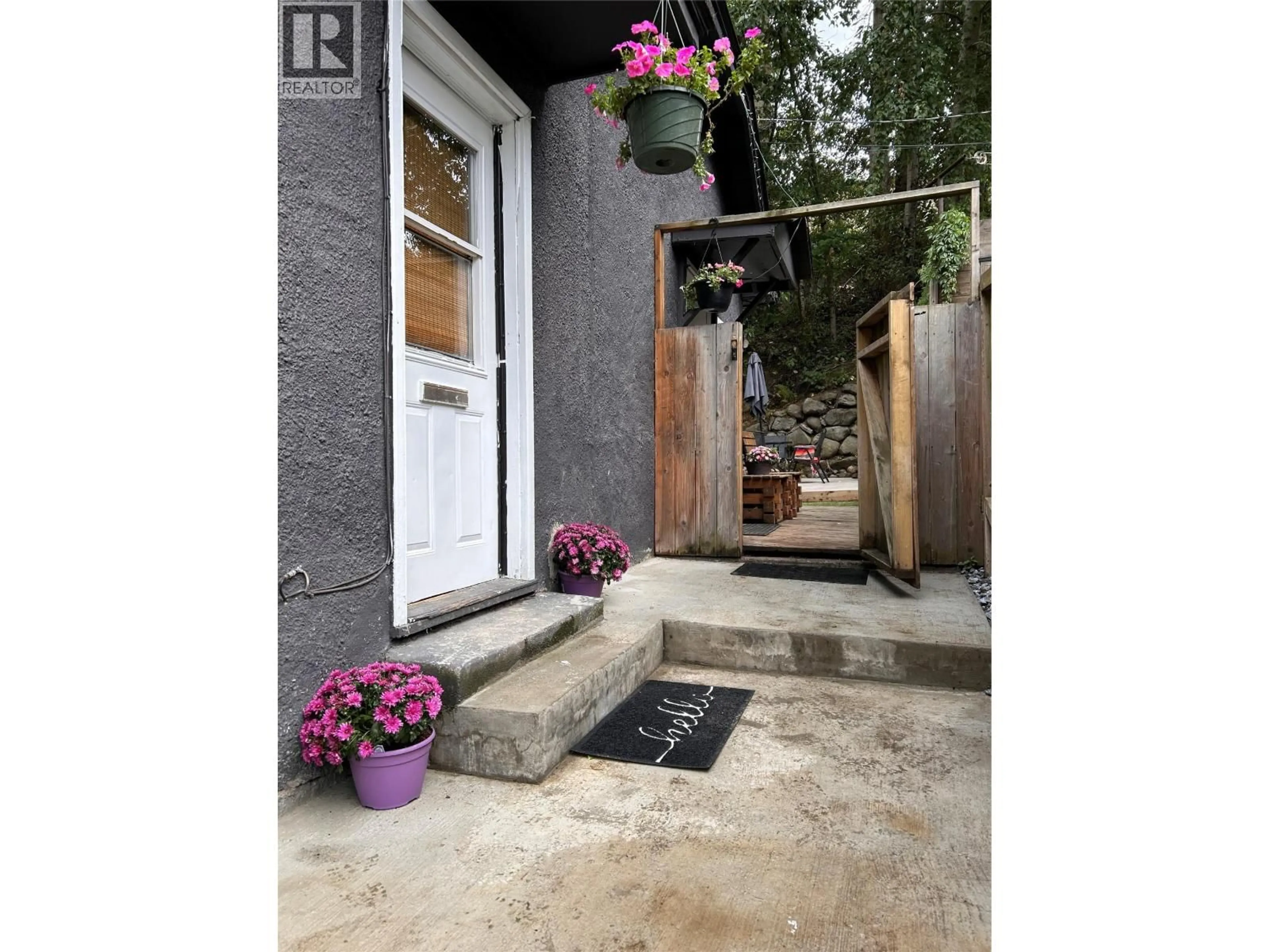 Patio, street for 533 TURNER STREET, Warfield British Columbia V1R2P6