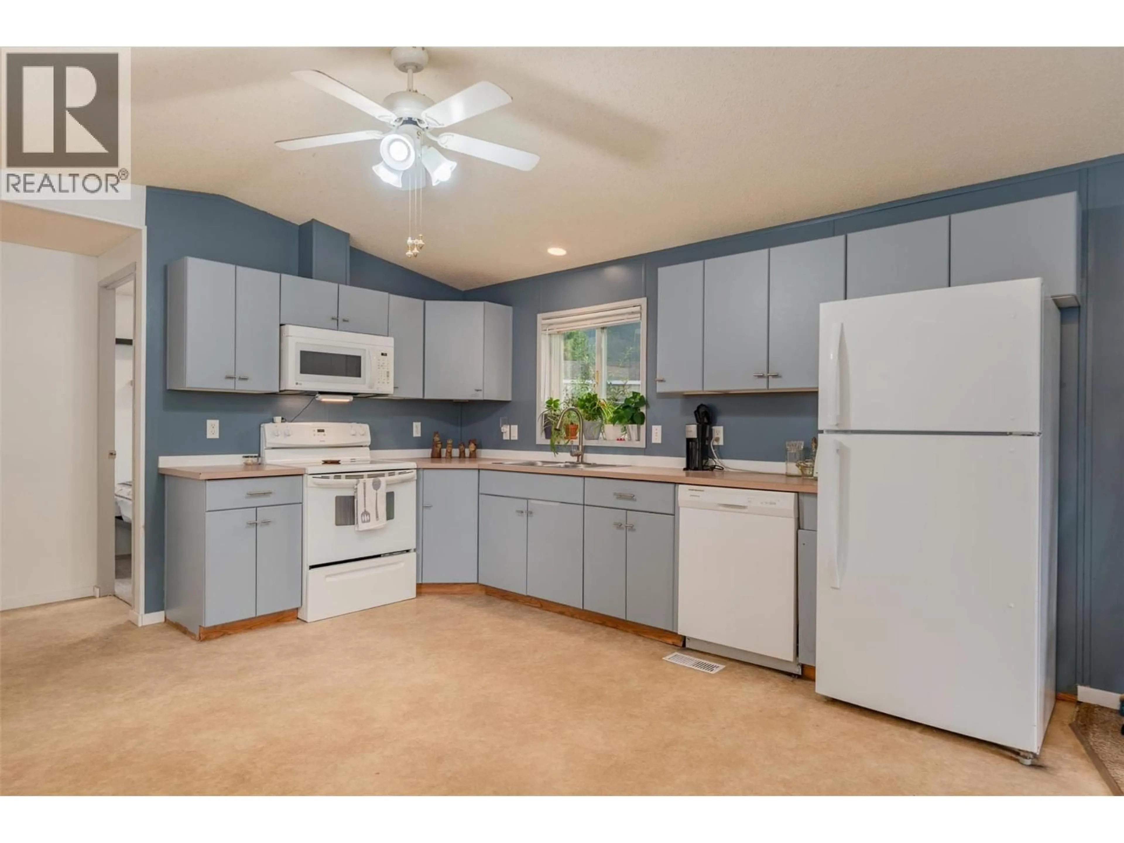 Standard kitchen, unknown for 24 - 891 MONTE VISTA DRIVE, Rossland British Columbia V0G1Y0