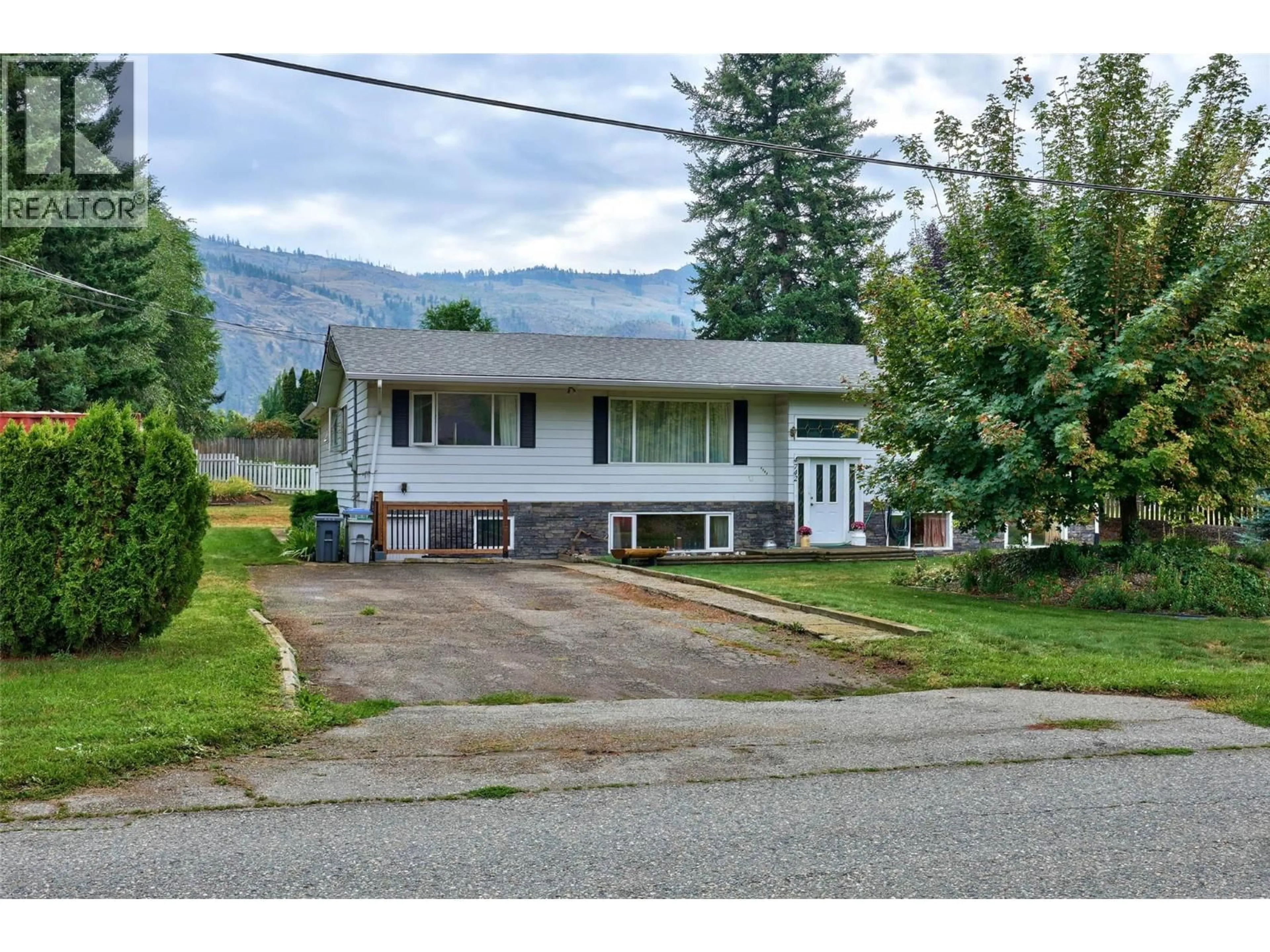 A pic from outside/outdoor area/front of a property/back of a property/a pic from drone, street for 4742 ASPEN PARK DRIVE, Kamloops British Columbia V2H1M5