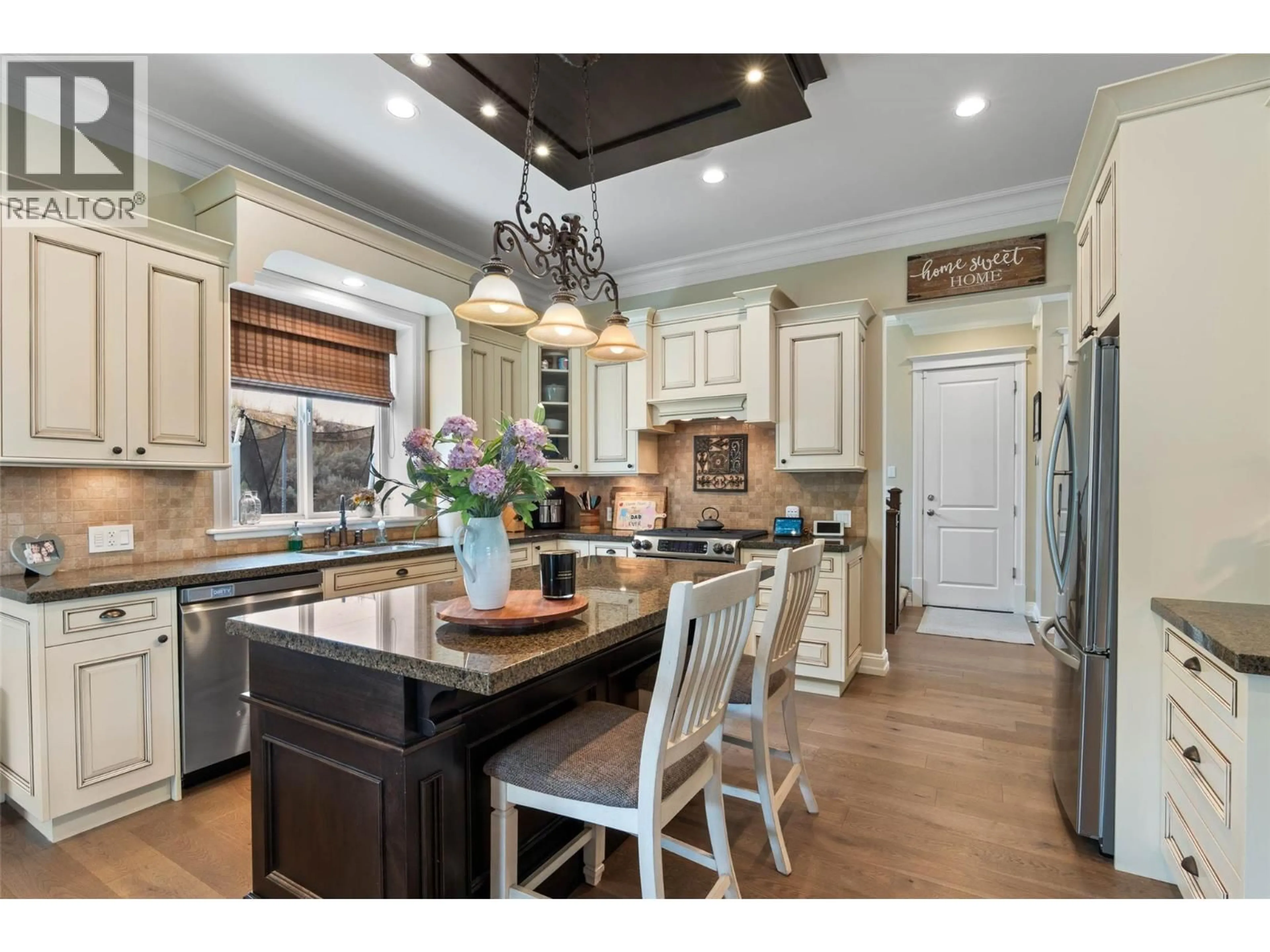 Open concept kitchen, unknown for 400 FERNIE PLACE, Kamloops British Columbia V2C6S4