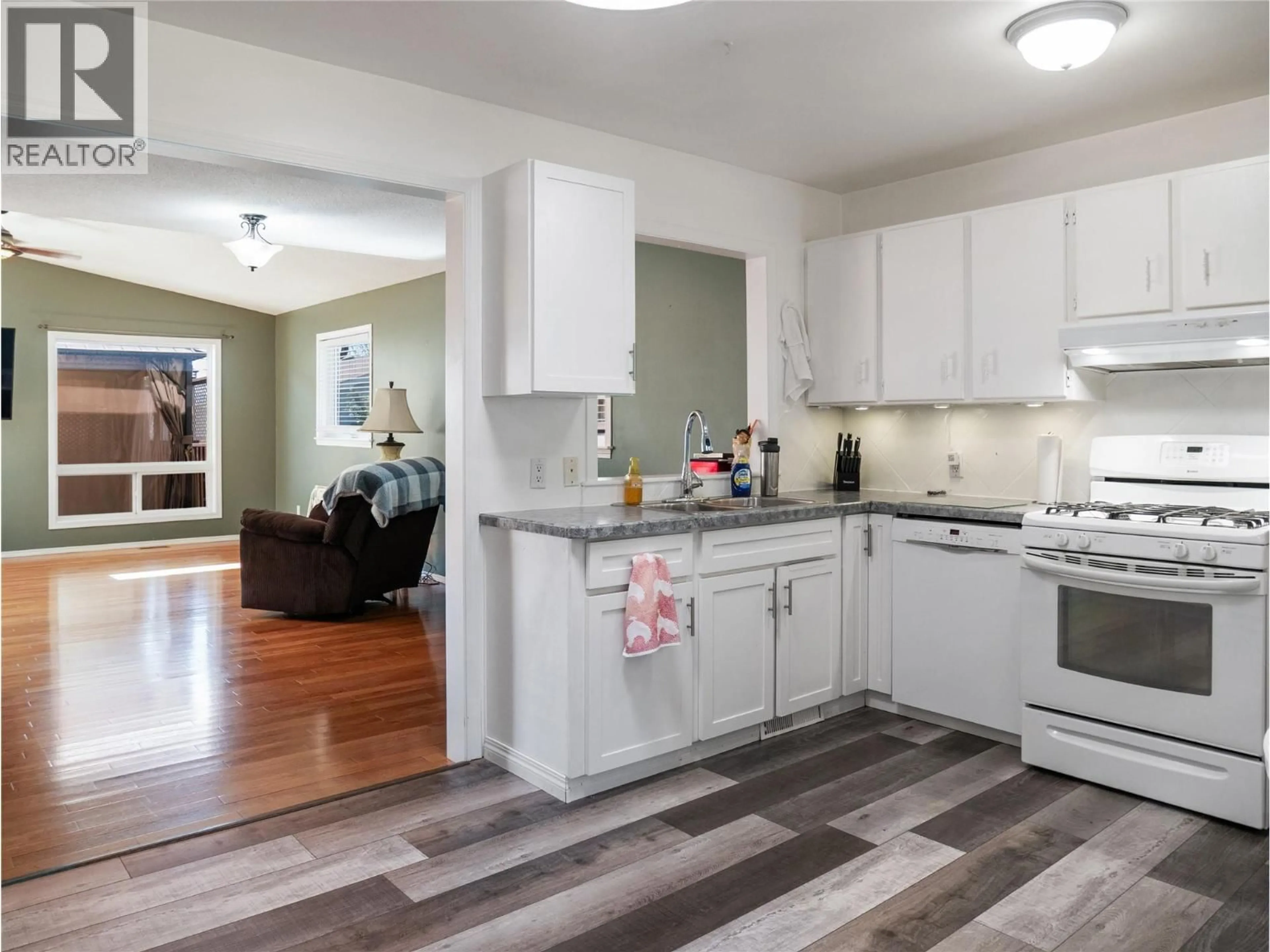Open concept kitchen, unknown for 933 91 AVENUE, Dawson Creek British Columbia V1G1A9