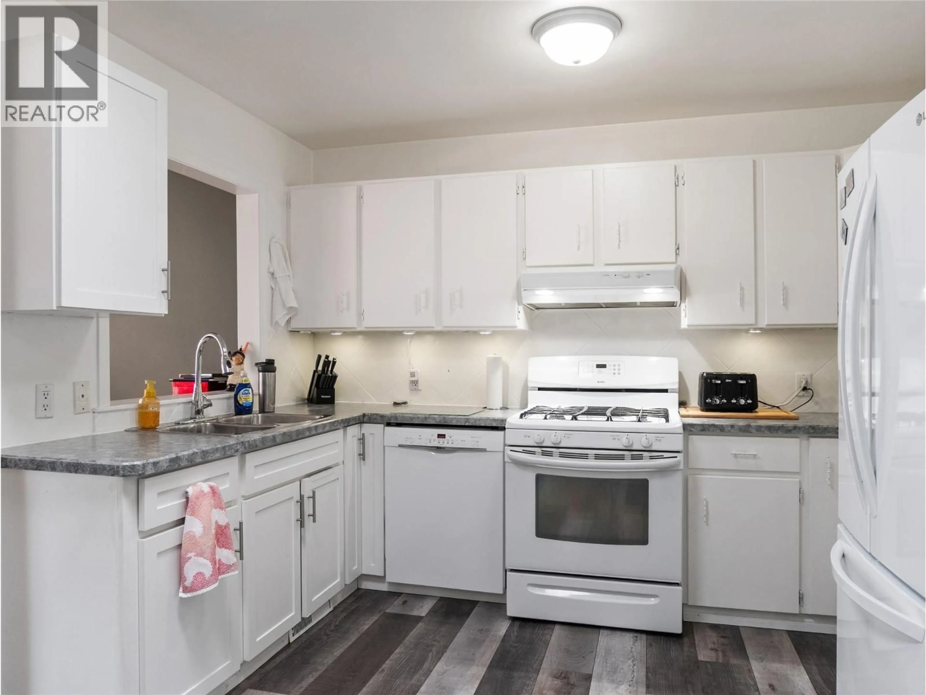 Standard kitchen, unknown for 933 91 AVENUE, Dawson Creek British Columbia V1G1A9