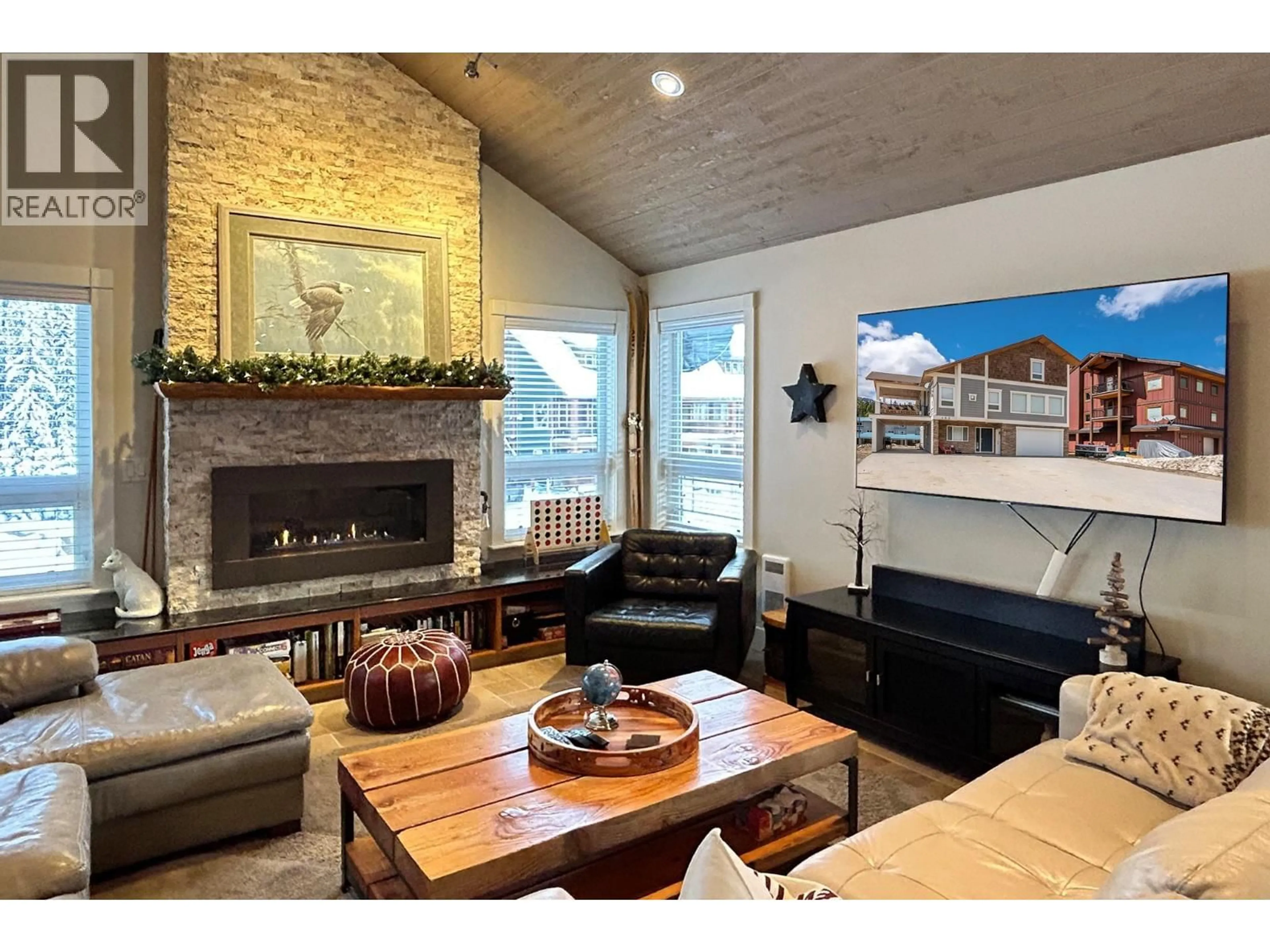 Living room with furniture, wood/laminate floor for 152 CLEARVIEW CRESCENT, Penticton British Columbia V0X1K0