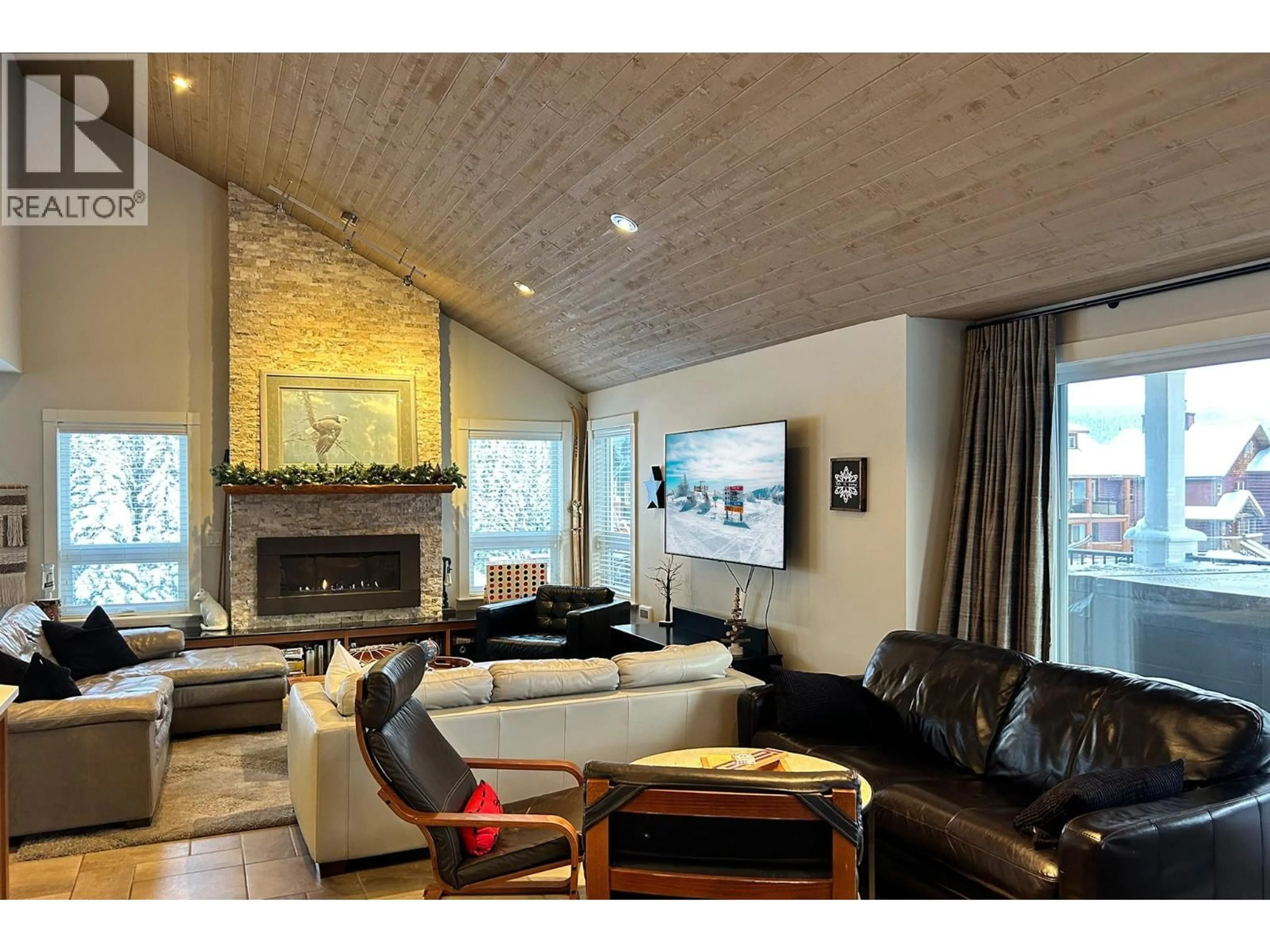 Living room with furniture, wood/laminate floor for 152 CLEARVIEW CRESCENT, Penticton British Columbia V0X1K0