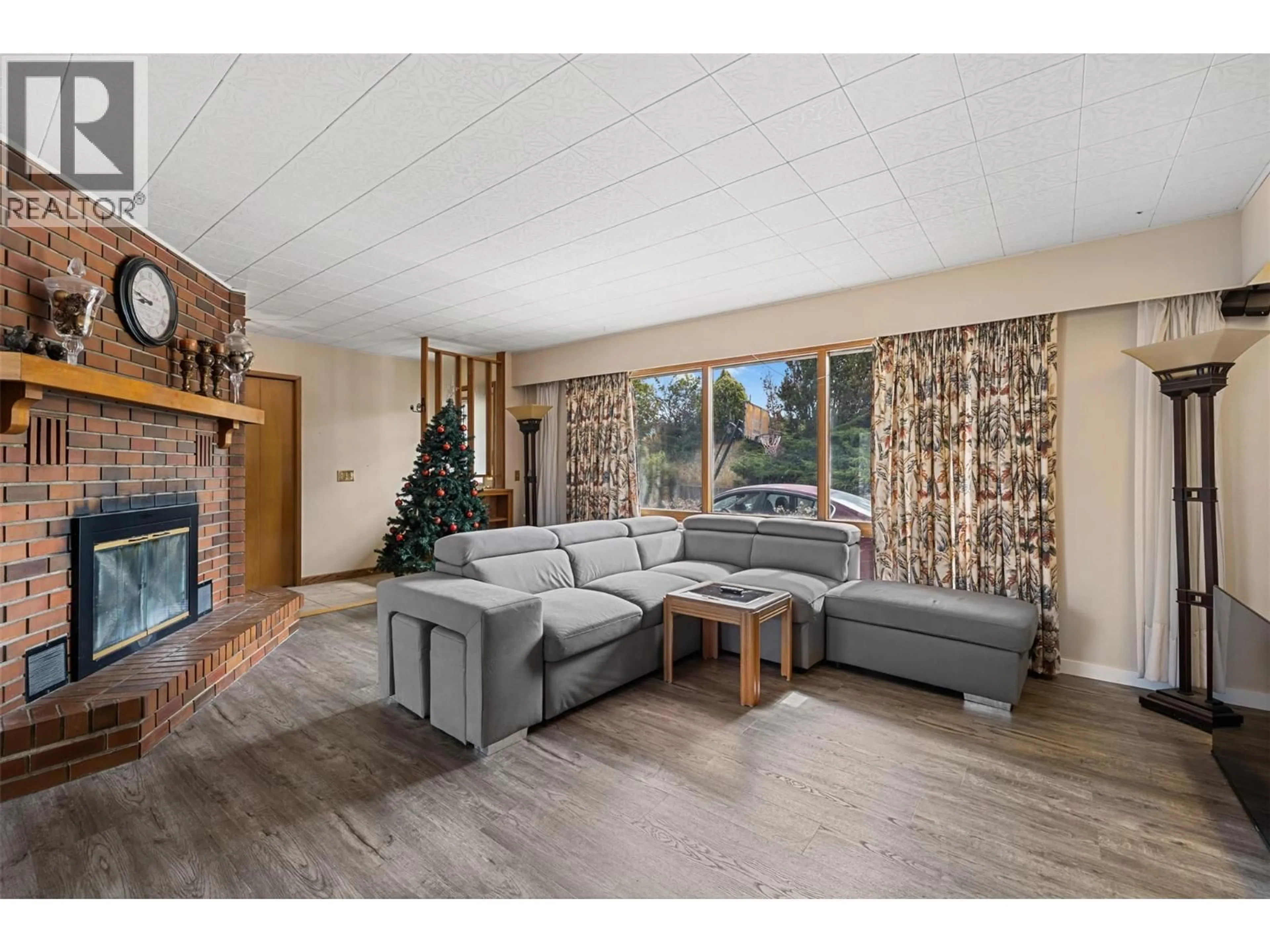 Living room with furniture, unknown for 2354 ROJEM ROAD, Kelowna British Columbia V1Y7P9