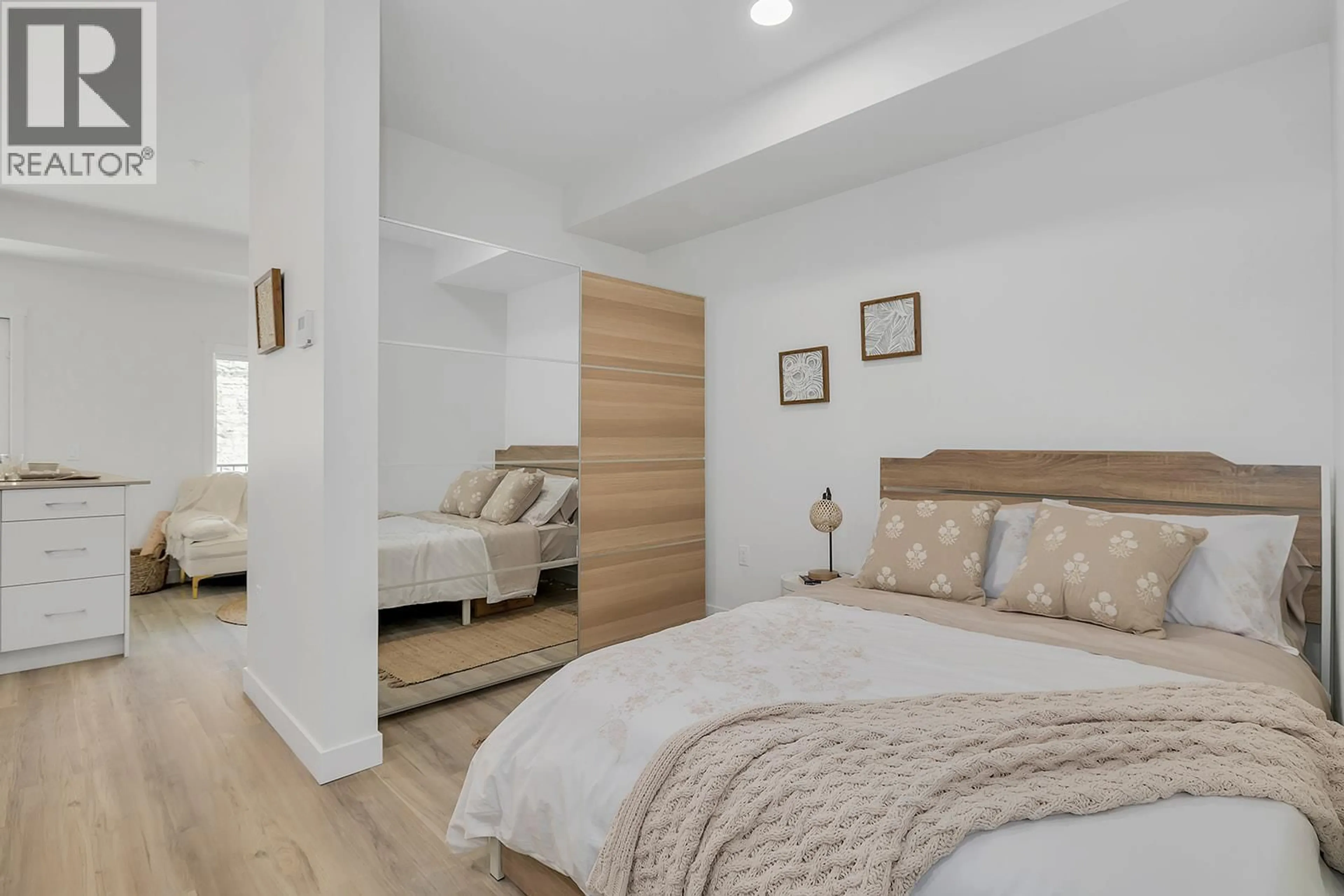 Bedroom with bed, wood/laminate floor for 214 - 1111 FROST ROAD, Kelowna British Columbia V1W0G7