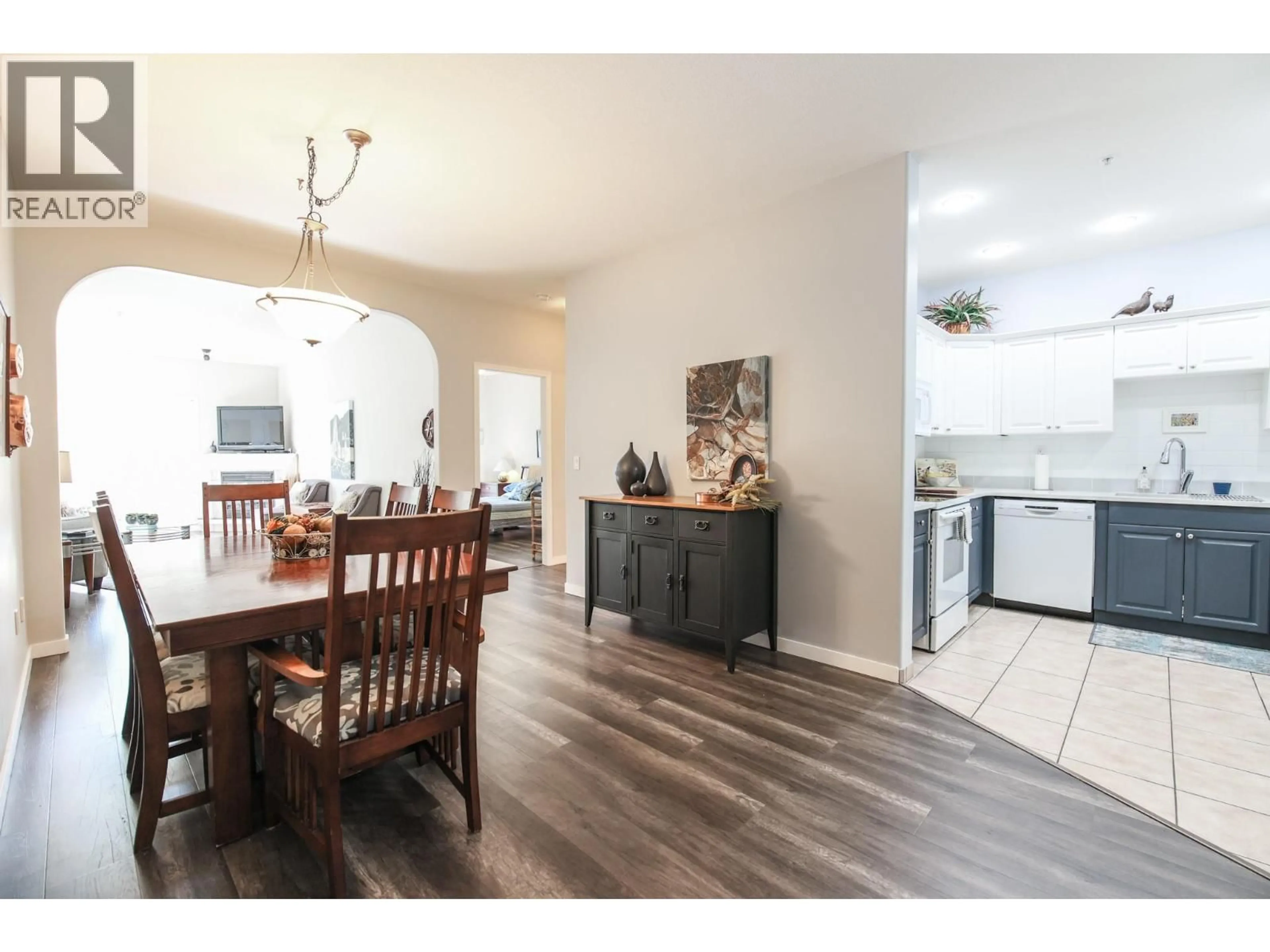 Open concept kitchen, wood/laminate floor for 204 - 15 SOLANA KEY COURT, Osoyoos British Columbia V0H1V3